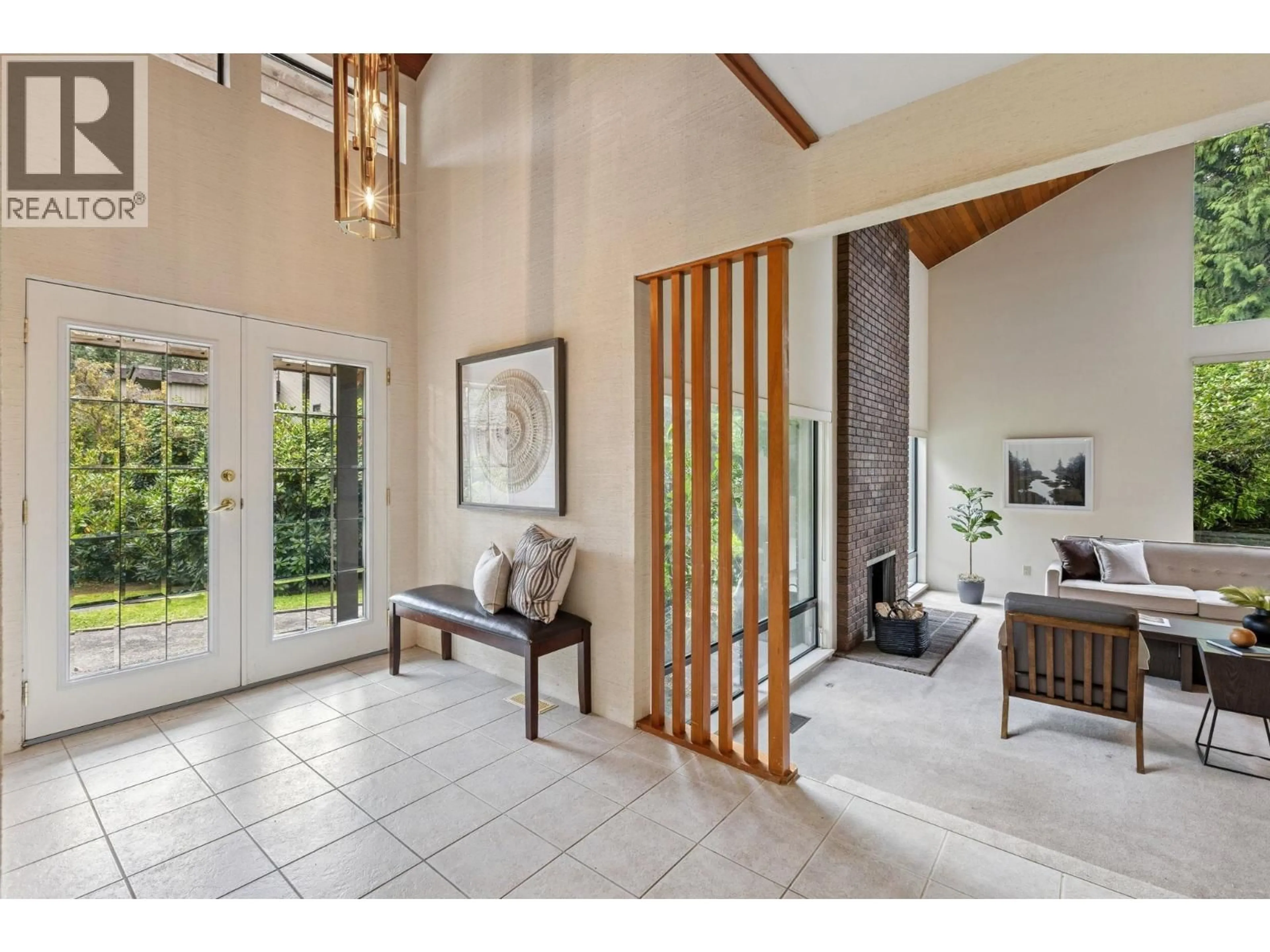 Indoor entryway for 384 MATHERS AVENUE, West Vancouver British Columbia V7S1H3