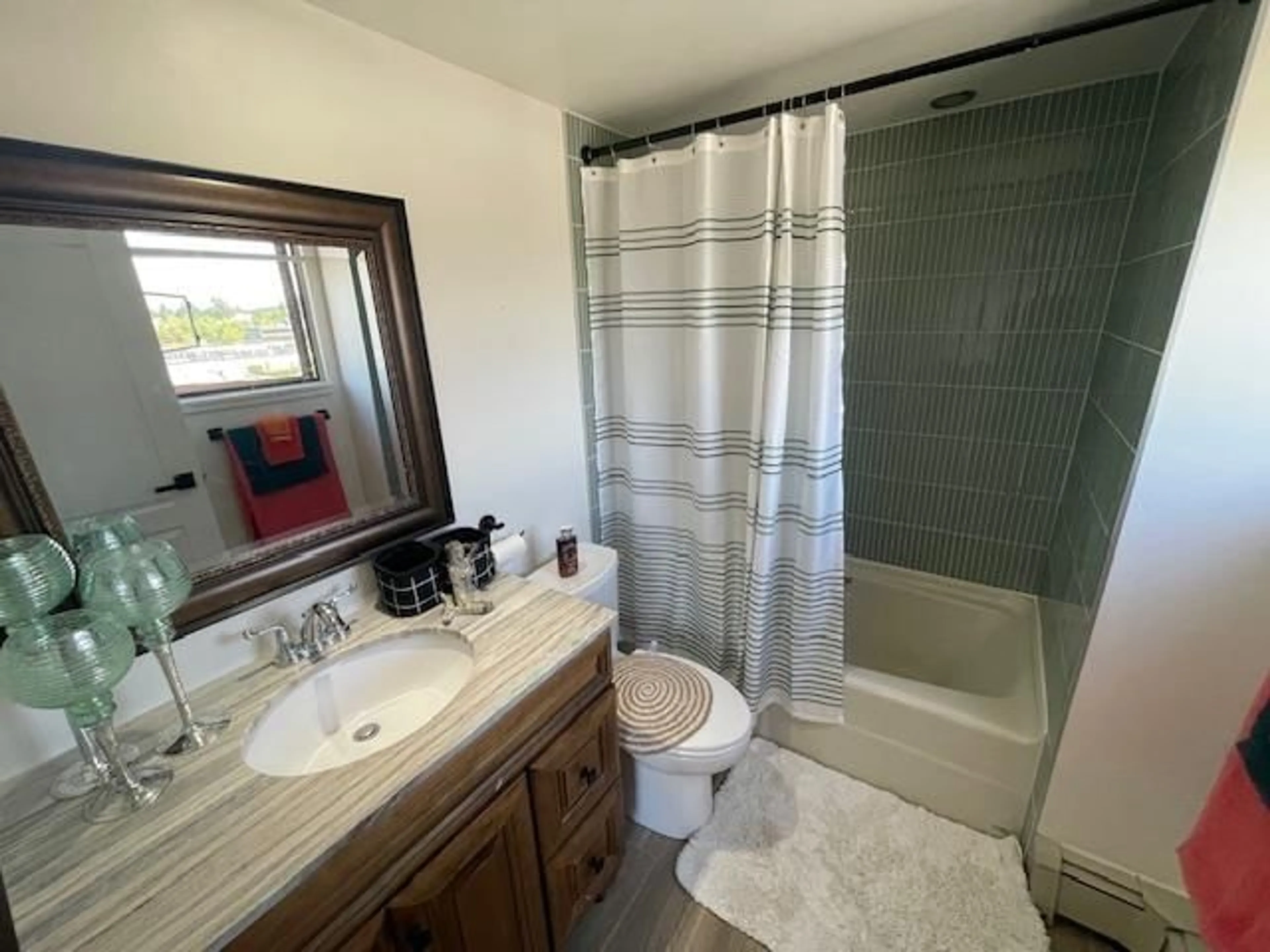 Standard bathroom, ceramic/tile floor for 812 - 15111 RUSSELL, White Rock British Columbia V4B2P4