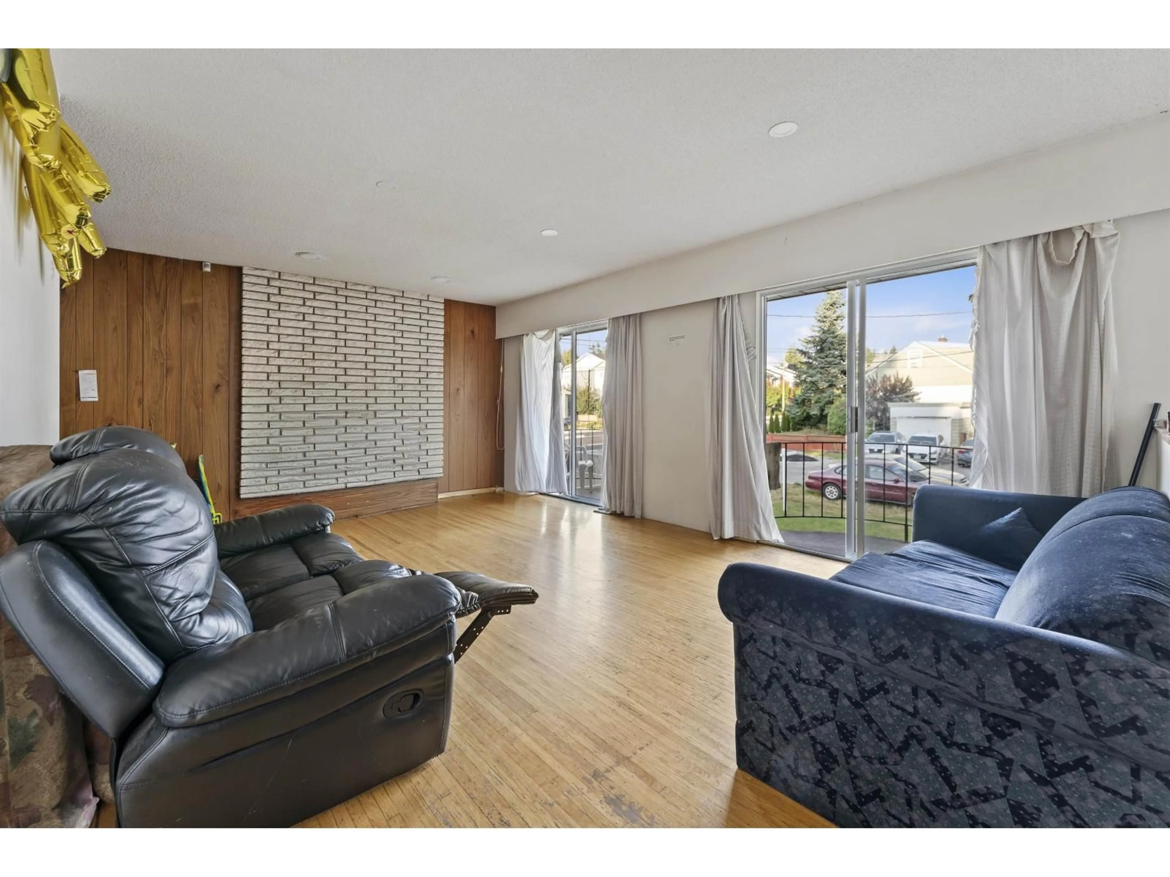 Living room with furniture, wood/laminate floor for 7195 115, Delta British Columbia V4E1X8