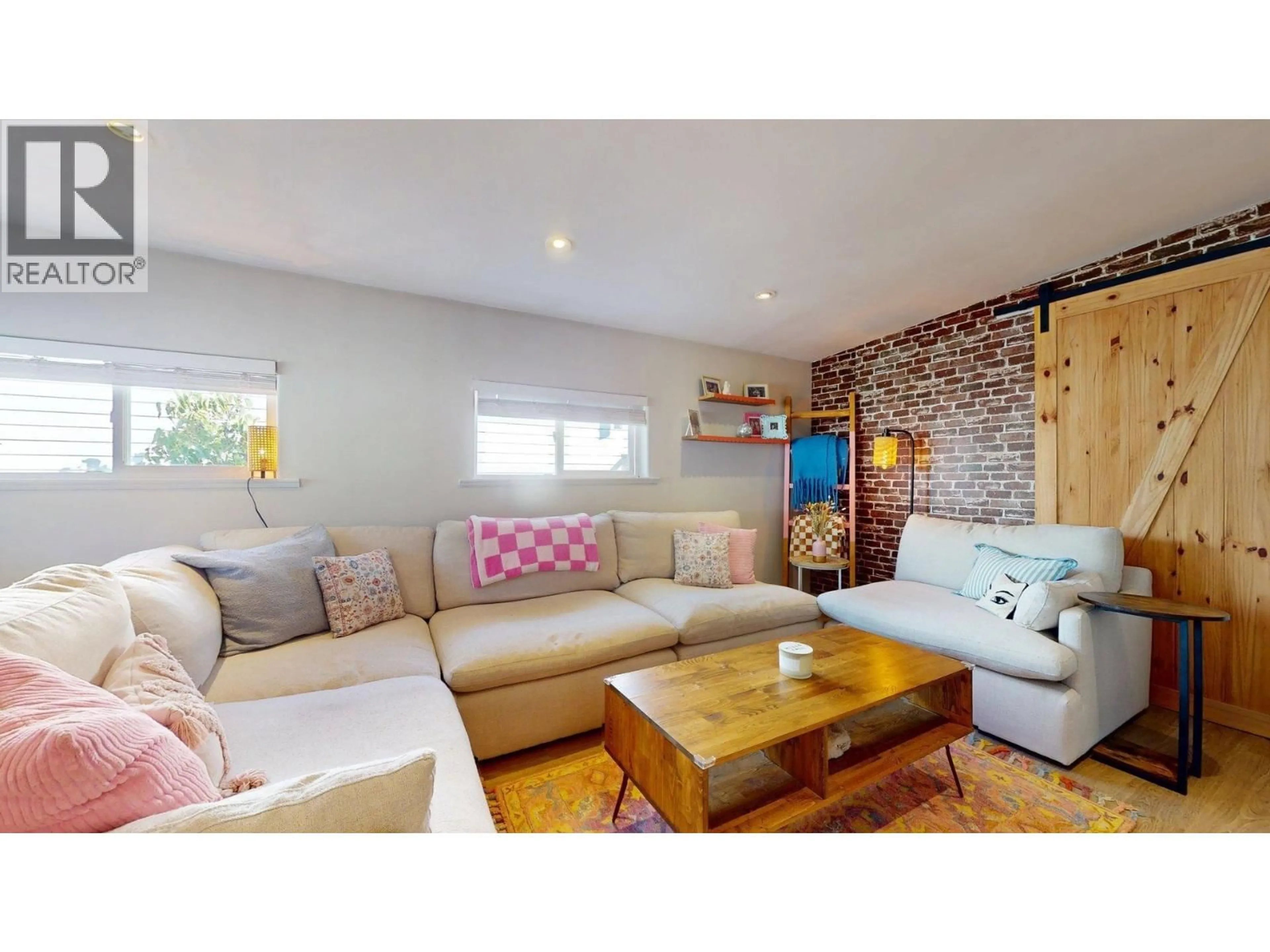 Living room with furniture, wood/laminate floor for 3 - 39768 GOVERNMENT ROAD, Squamish British Columbia V8B0G3