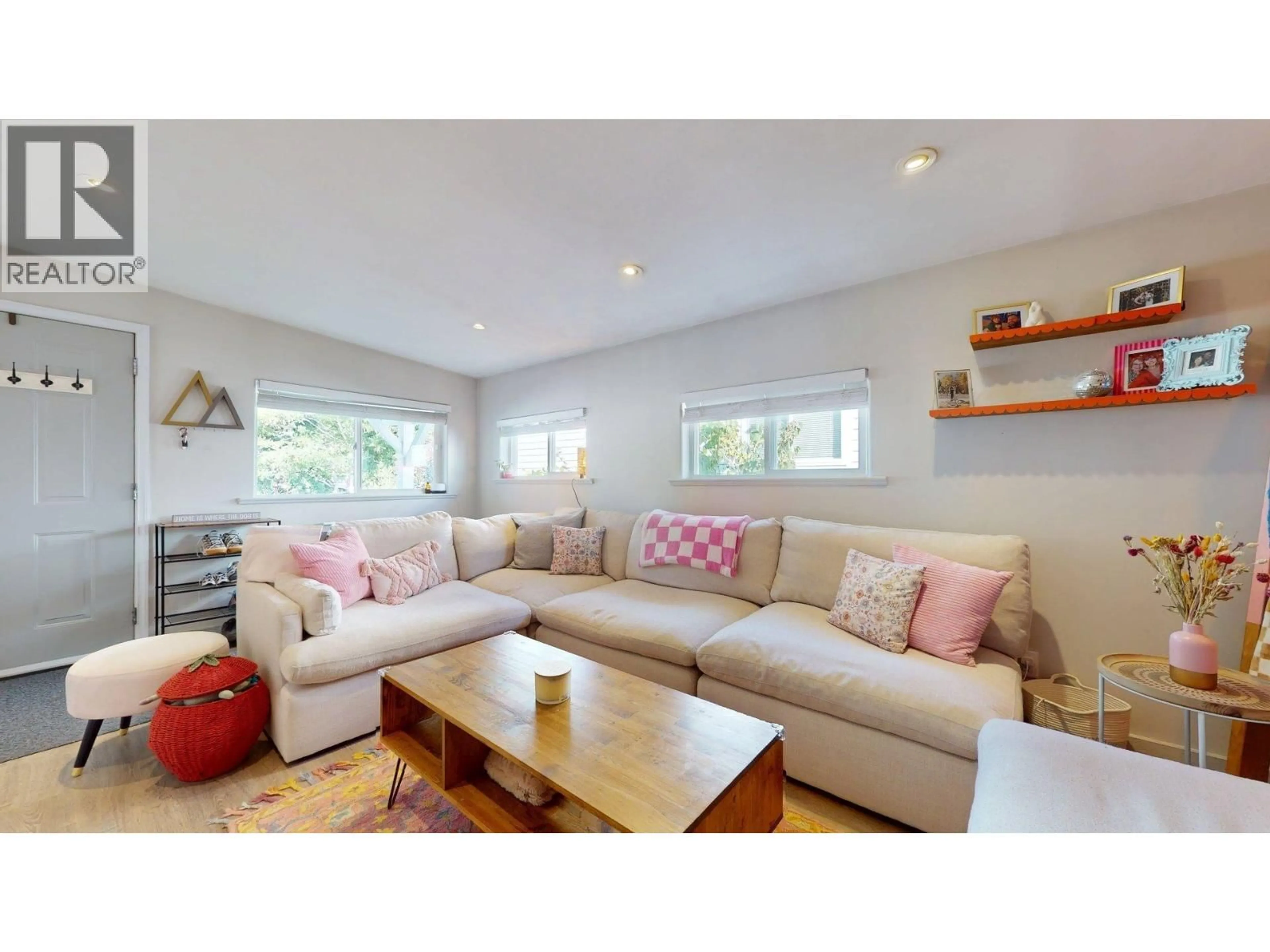 Living room with furniture, wood/laminate floor for 3 - 39768 GOVERNMENT ROAD, Squamish British Columbia V8B0G3