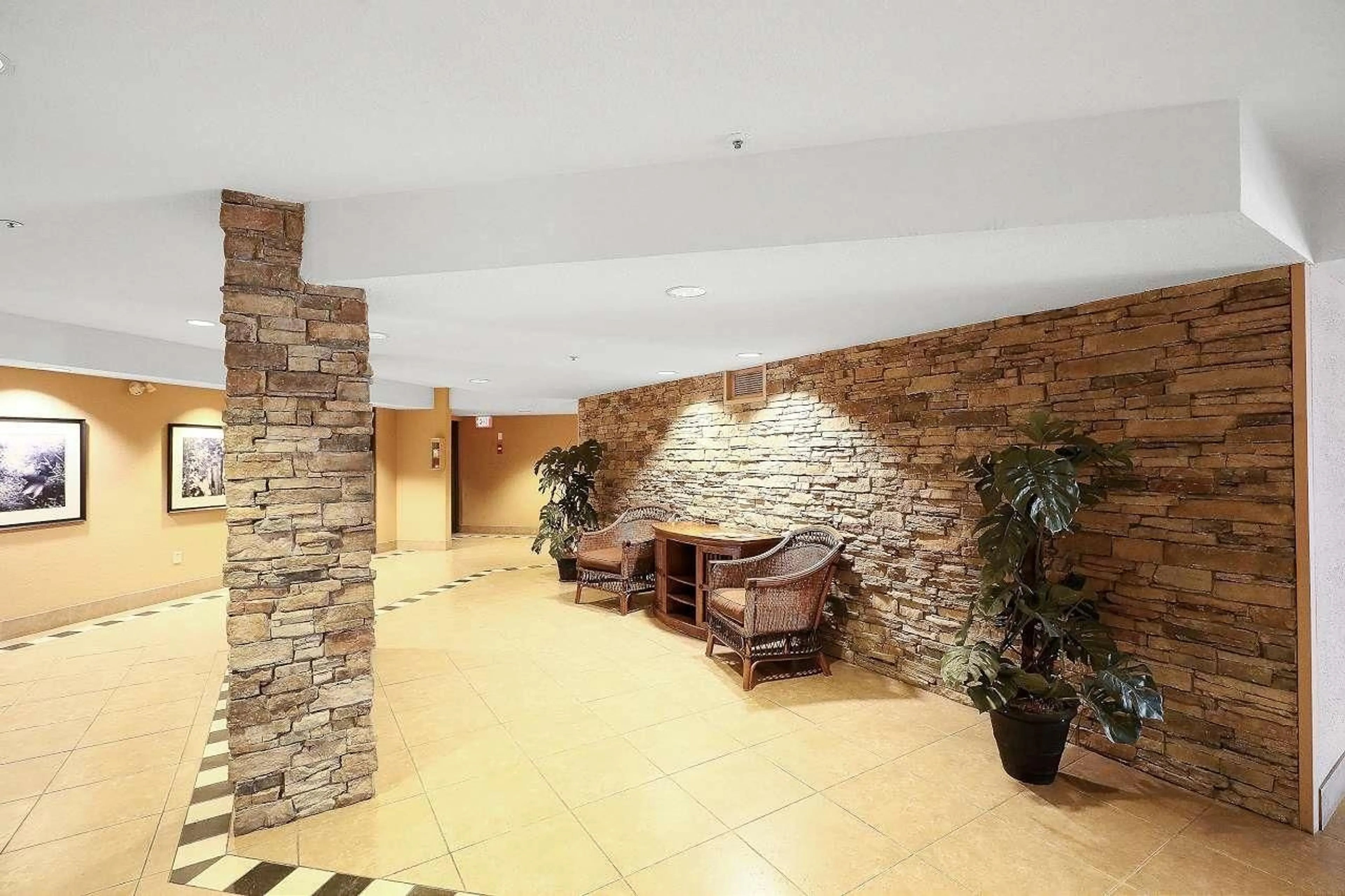 Lobby for 409 - 2700 MCCALLUM, Abbotsford British Columbia V2S6X9
