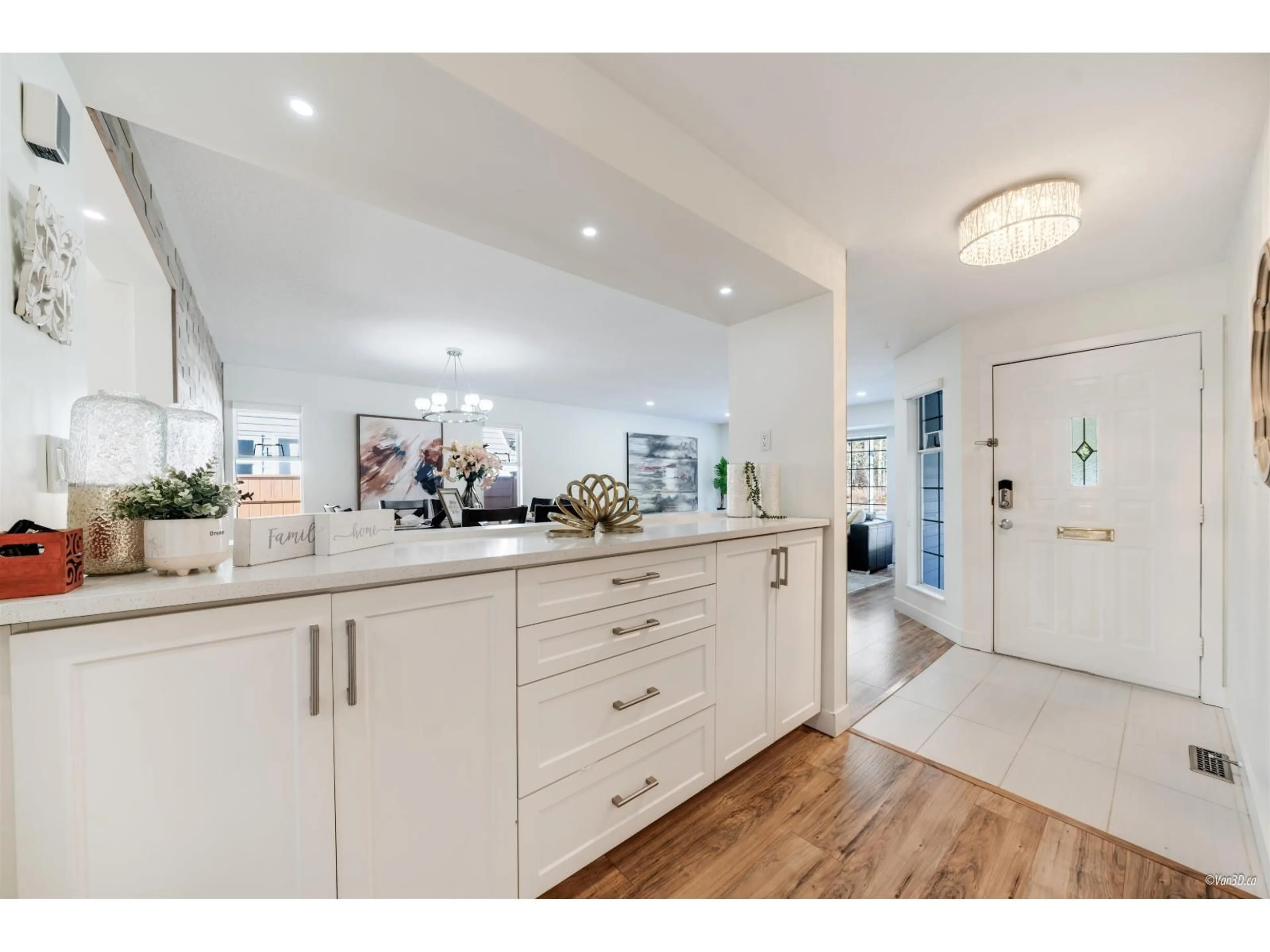 Open concept kitchen, unknown for 14286 20, Surrey British Columbia V4A8P9