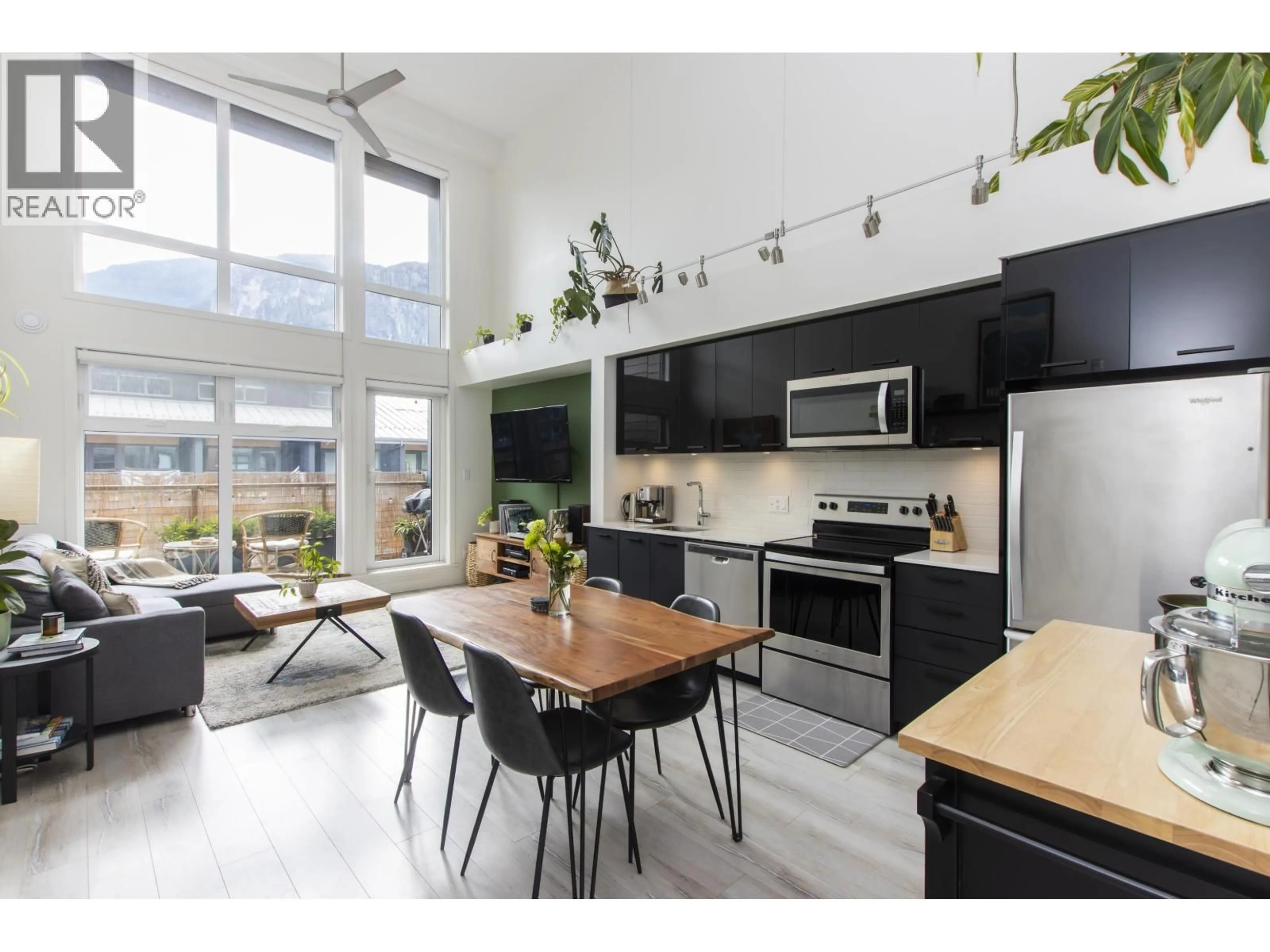 Open concept kitchen, unknown for 610 - 38013 THIRD AVENUE, Squamish British Columbia V8B0Z8