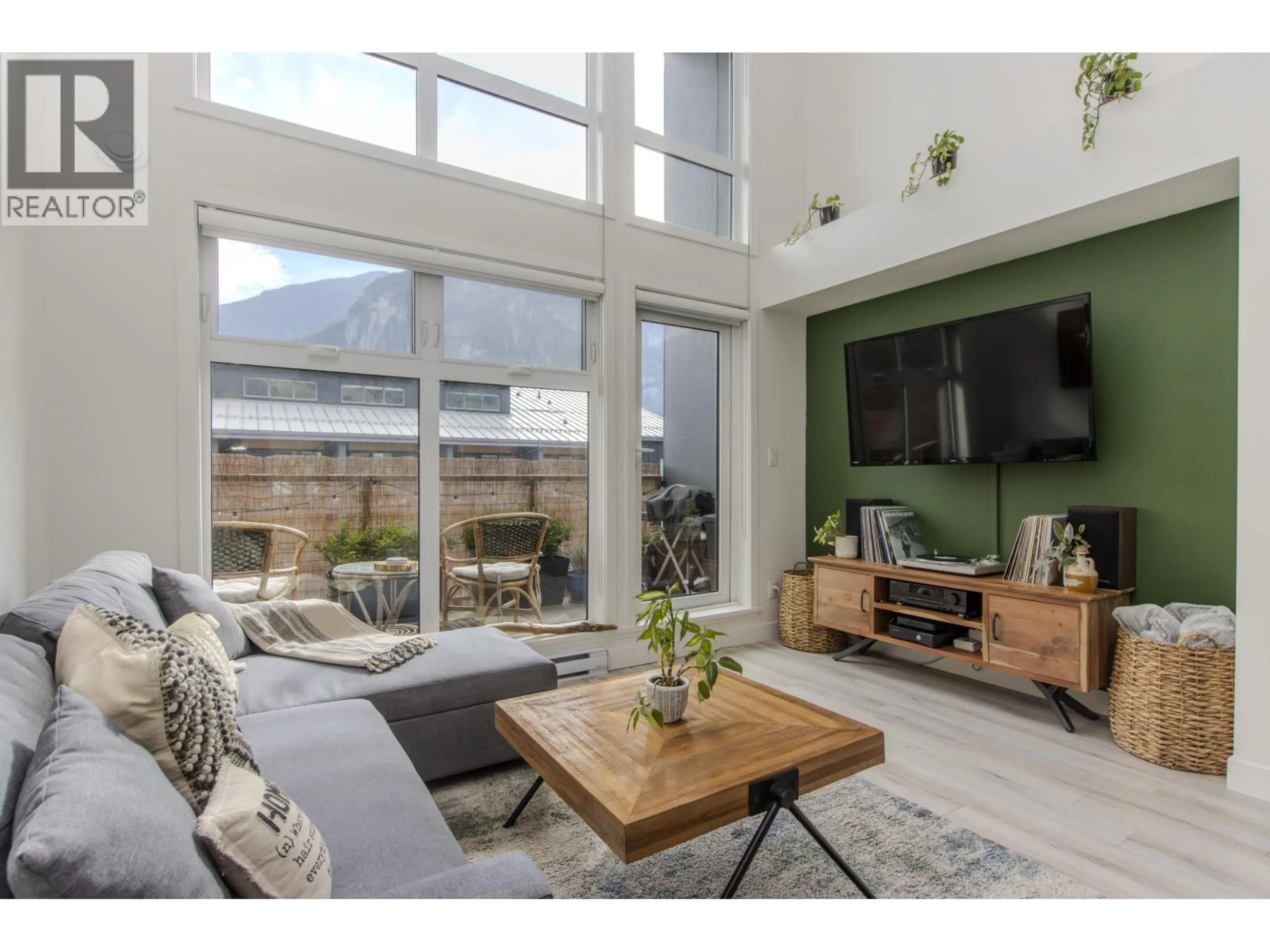 Living room with furniture, unknown for 610 - 38013 THIRD AVENUE, Squamish British Columbia V8B0Z8