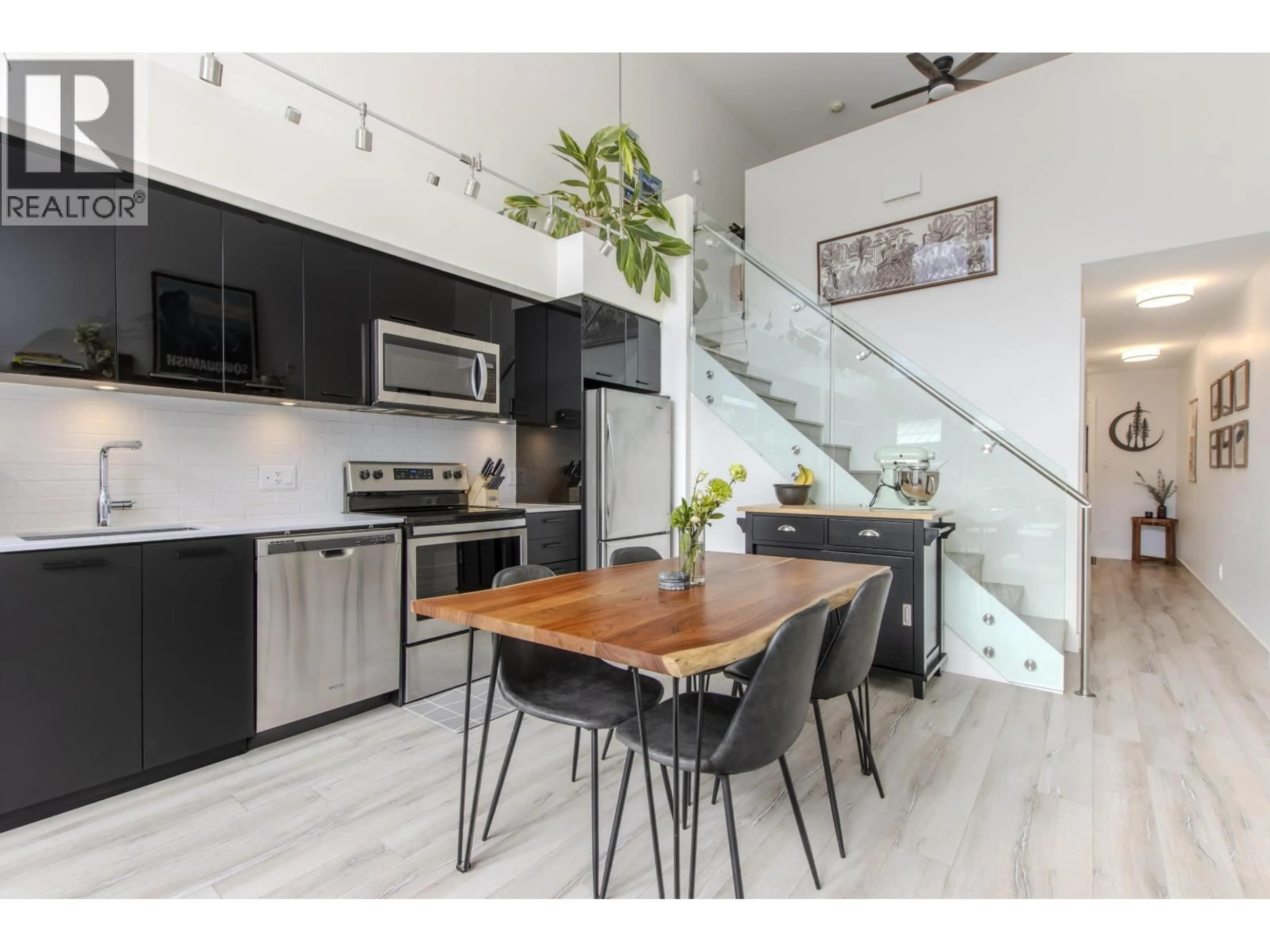Open concept kitchen, unknown for 610 - 38013 THIRD AVENUE, Squamish British Columbia V8B0Z8