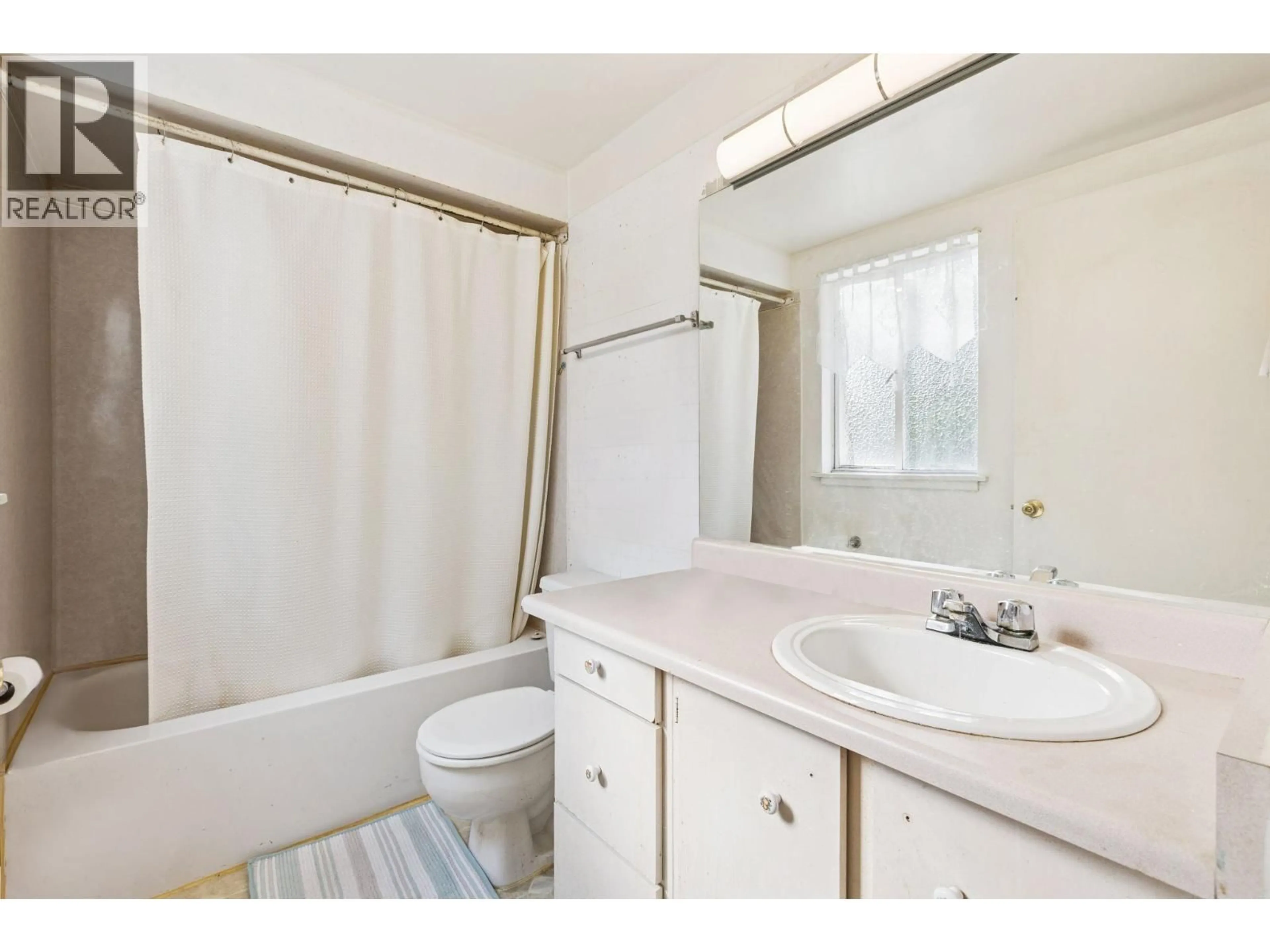 Standard bathroom, unknown for 829 WESTVIEW CRESCENT, North Vancouver British Columbia V7N2L5