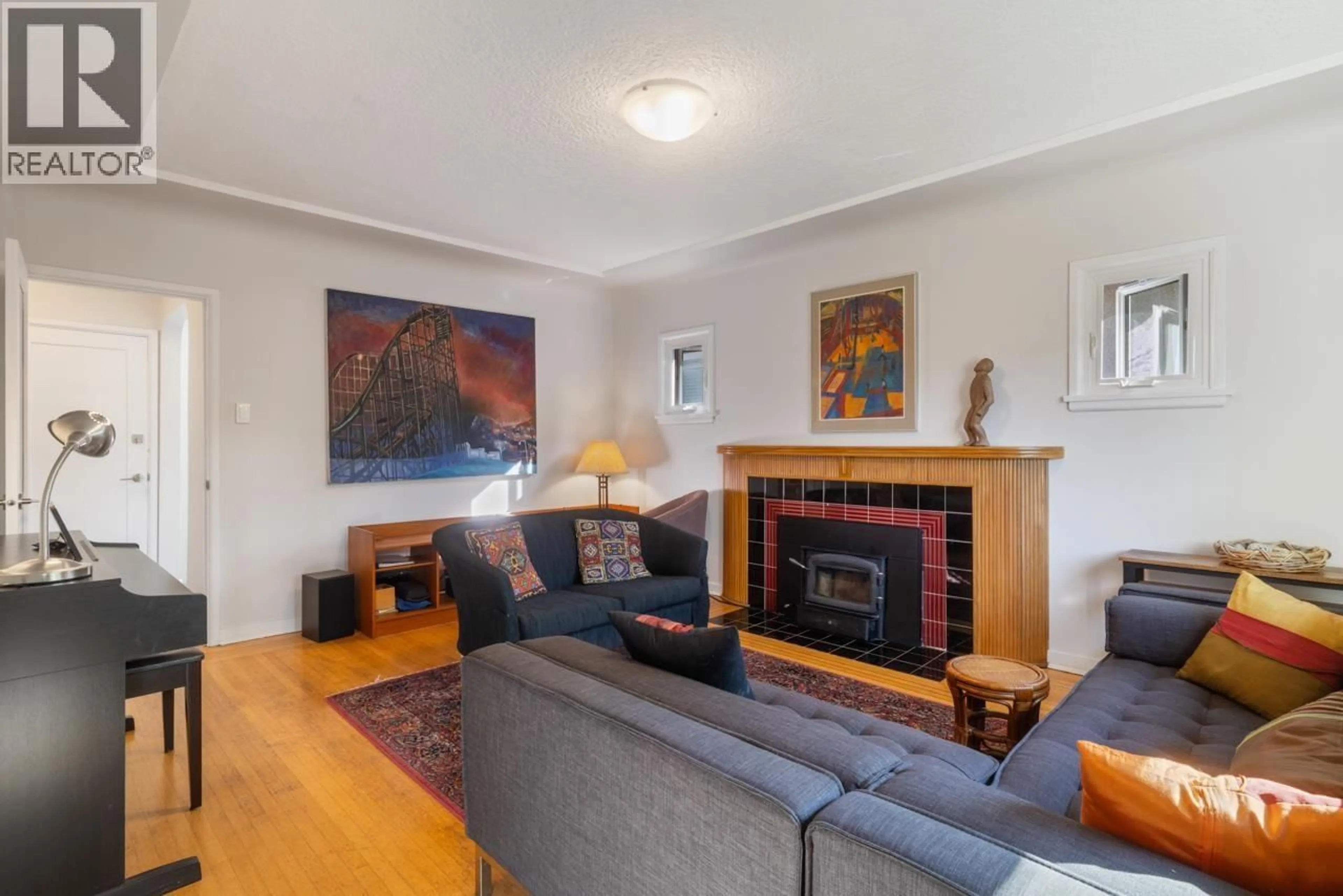 Living room with furniture, wood/laminate floor for 2743 KITCHENER STREET, Vancouver British Columbia V5K3E2