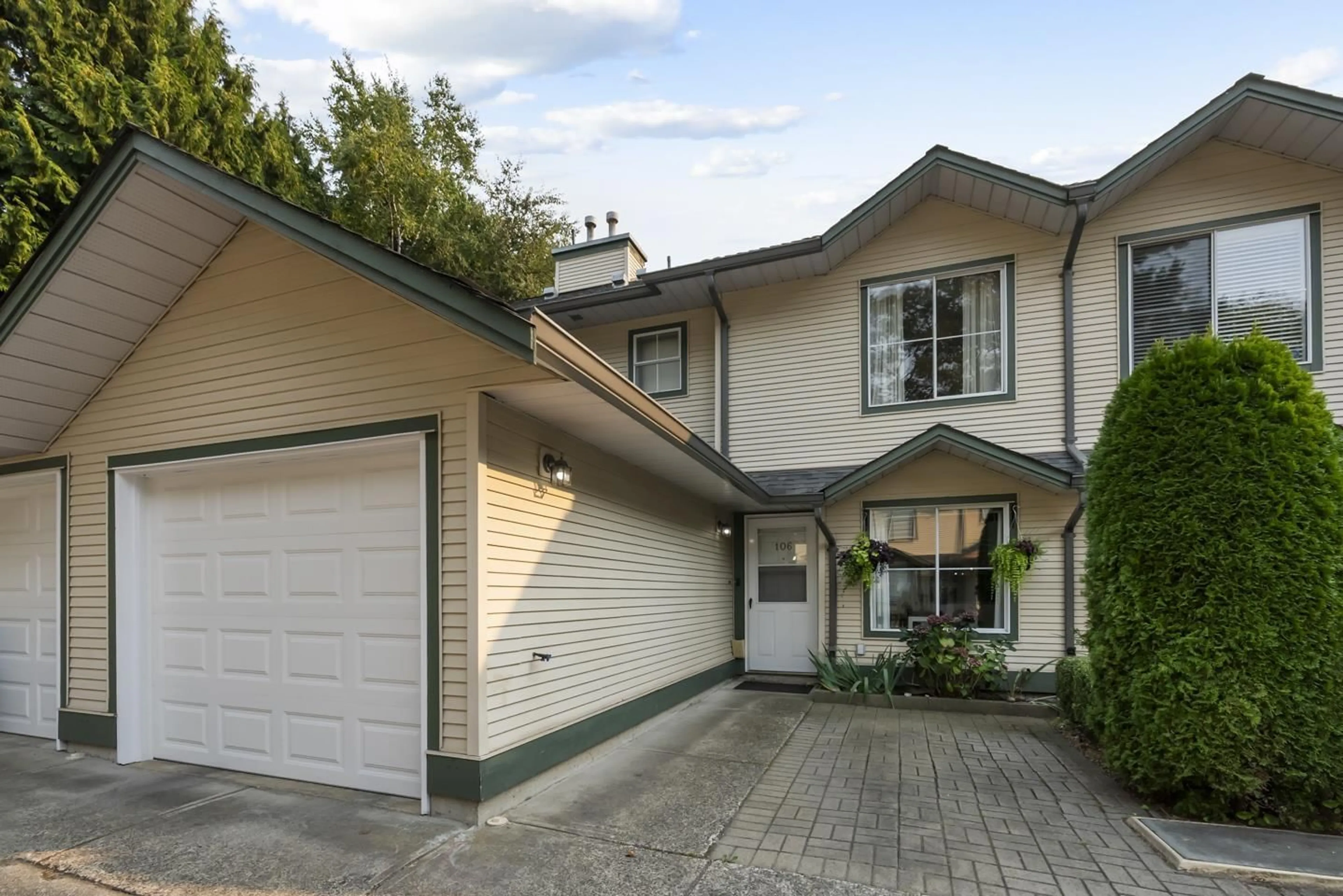 Home with vinyl exterior material, street for 106 - 8655 KING GEORGE, Surrey British Columbia V3W5C4