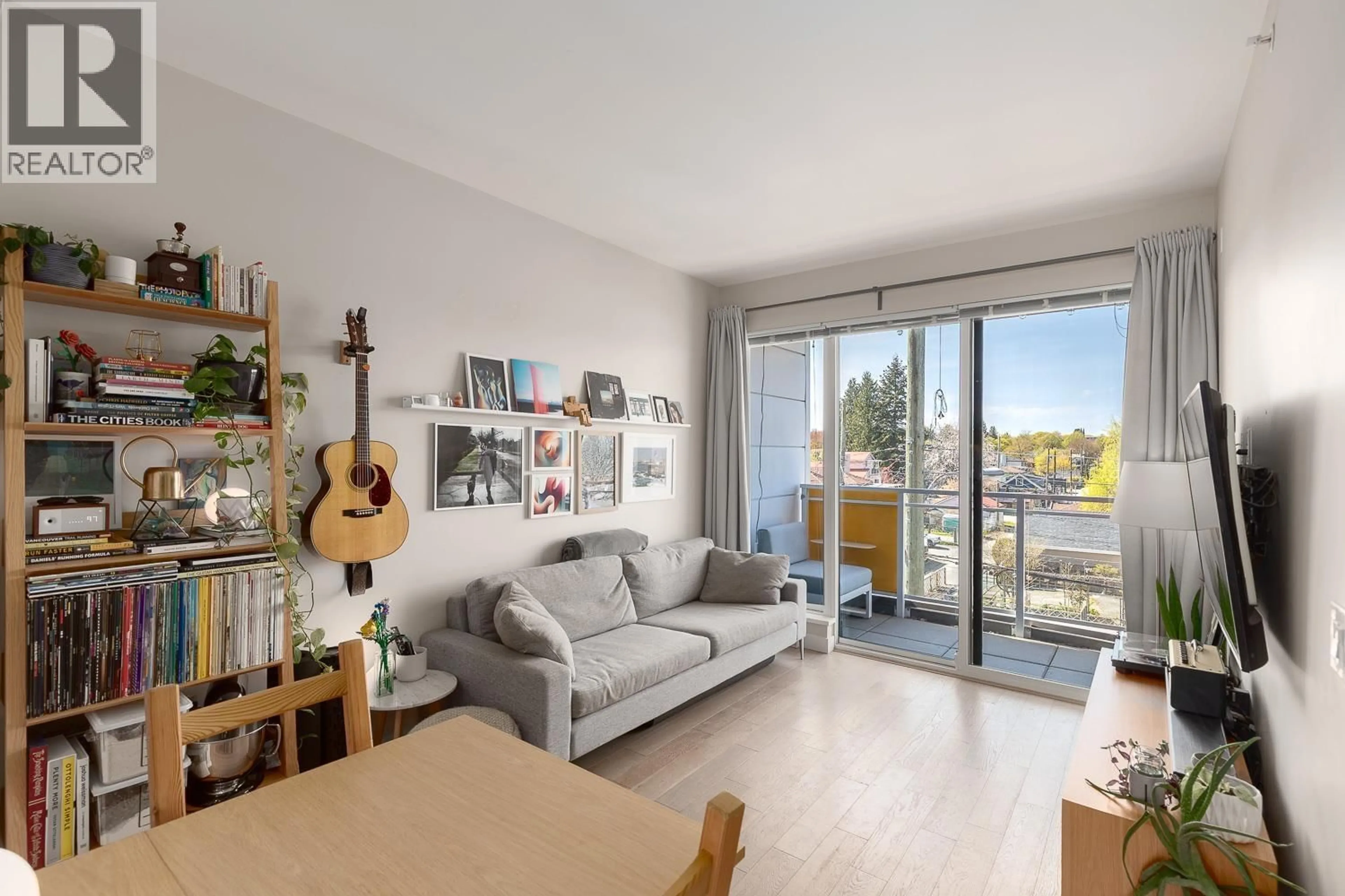Living room with furniture, wood/laminate floor for 311 - 688 19TH AVENUE, Vancouver British Columbia V5V1K2