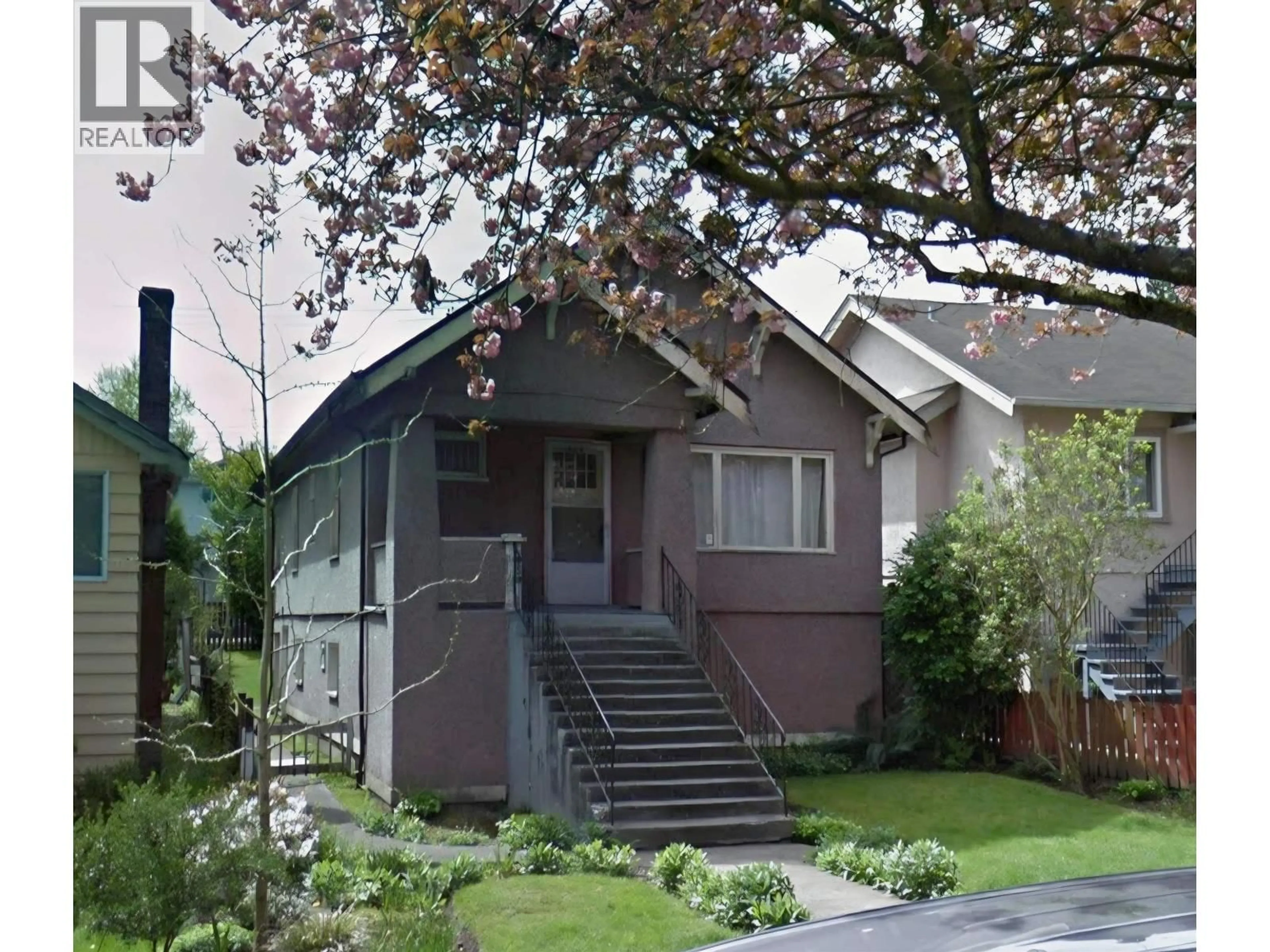 Home with vinyl exterior material, street for 950 10TH AVENUE, Vancouver British Columbia V5T2B2