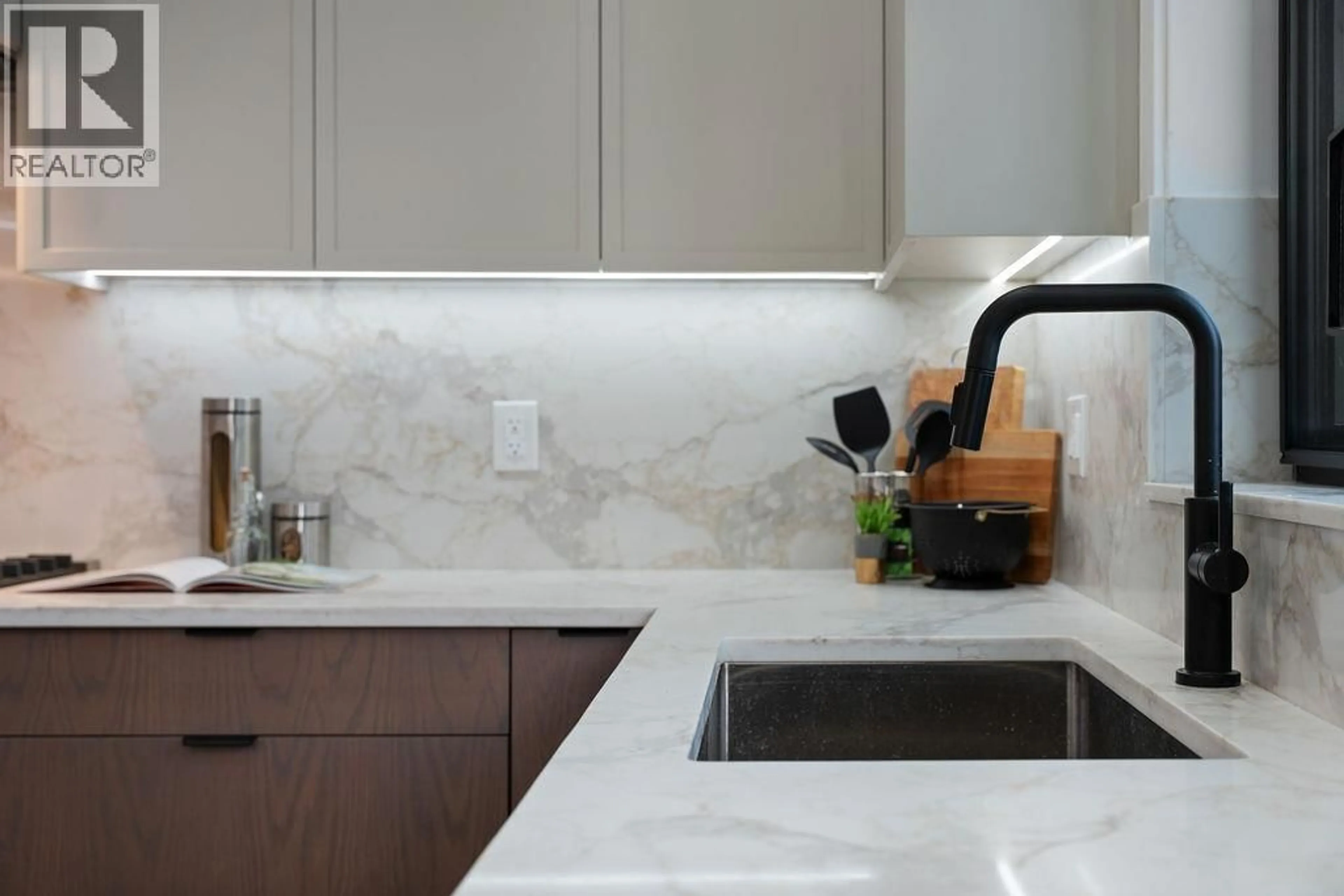 Contemporary kitchen, ceramic/tile floor for 3 - 2282 8TH AVENUE, Vancouver British Columbia V5N1V5
