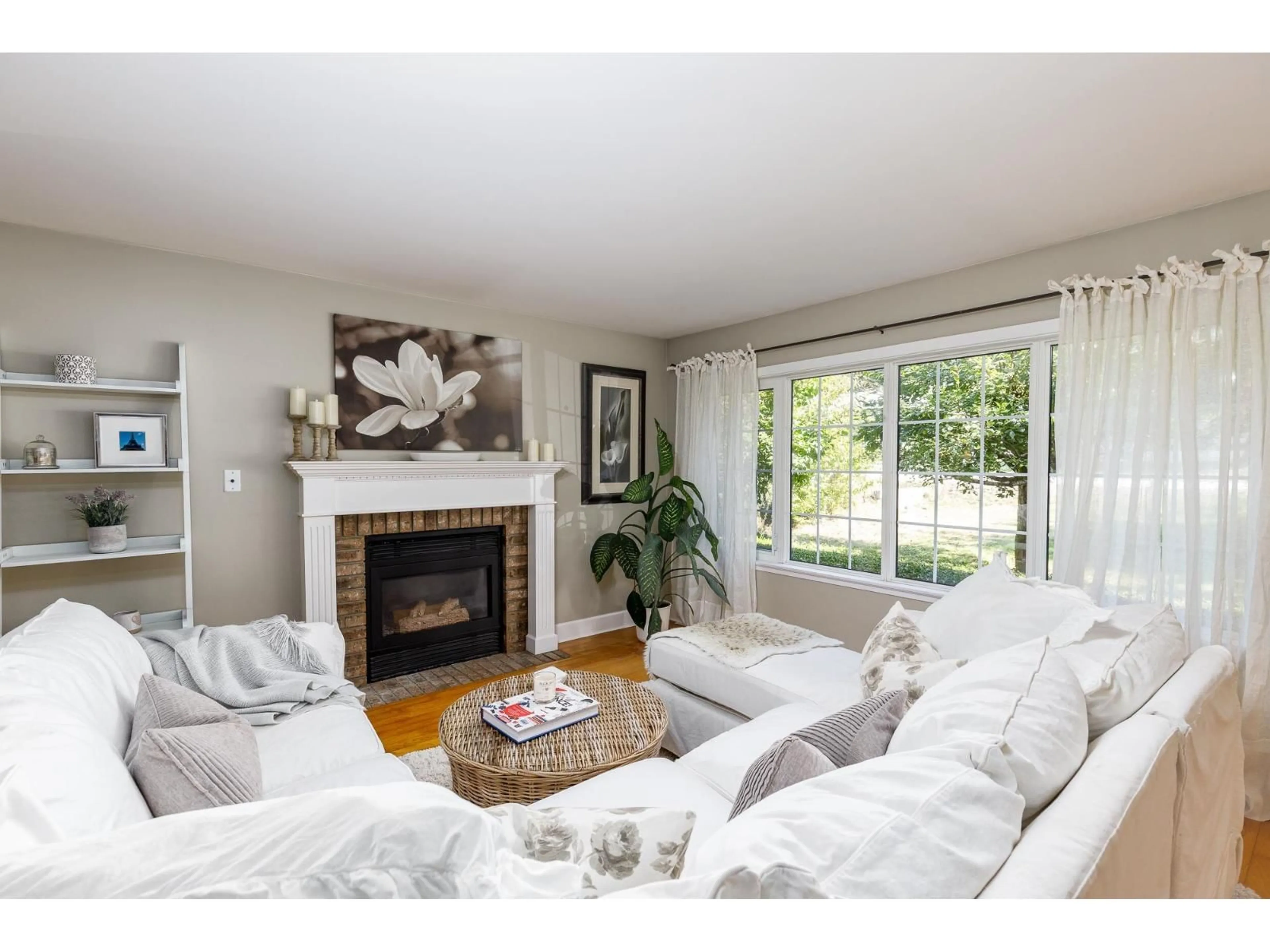 Living room with furniture, wood/laminate floor for 10099 127, Surrey British Columbia V3V5J5