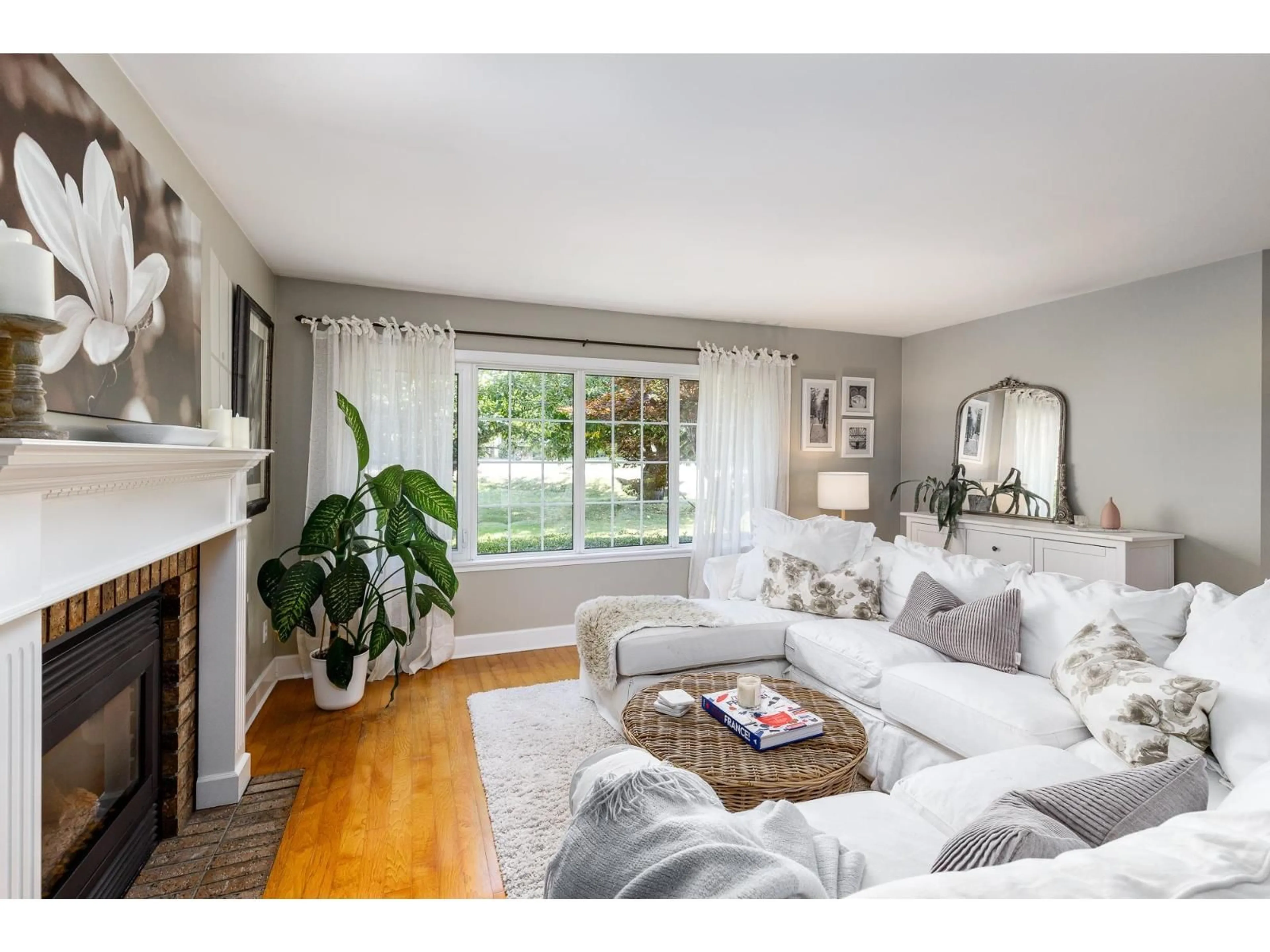 Living room with furniture, wood/laminate floor for 10099 127, Surrey British Columbia V3V5J5