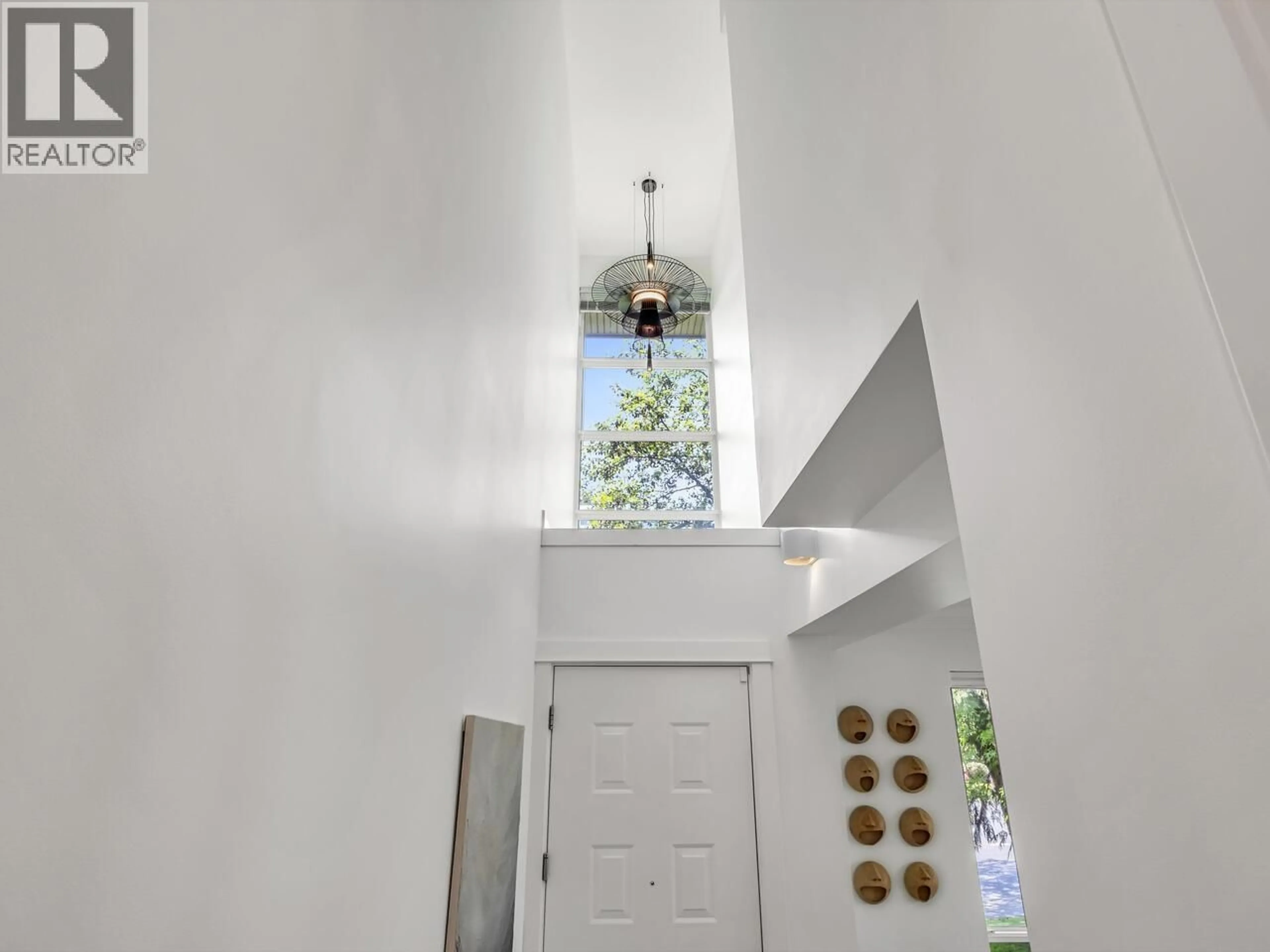 Indoor entryway for 1664 ST.GEORGES AVENUE, North Vancouver British Columbia V7L3J7