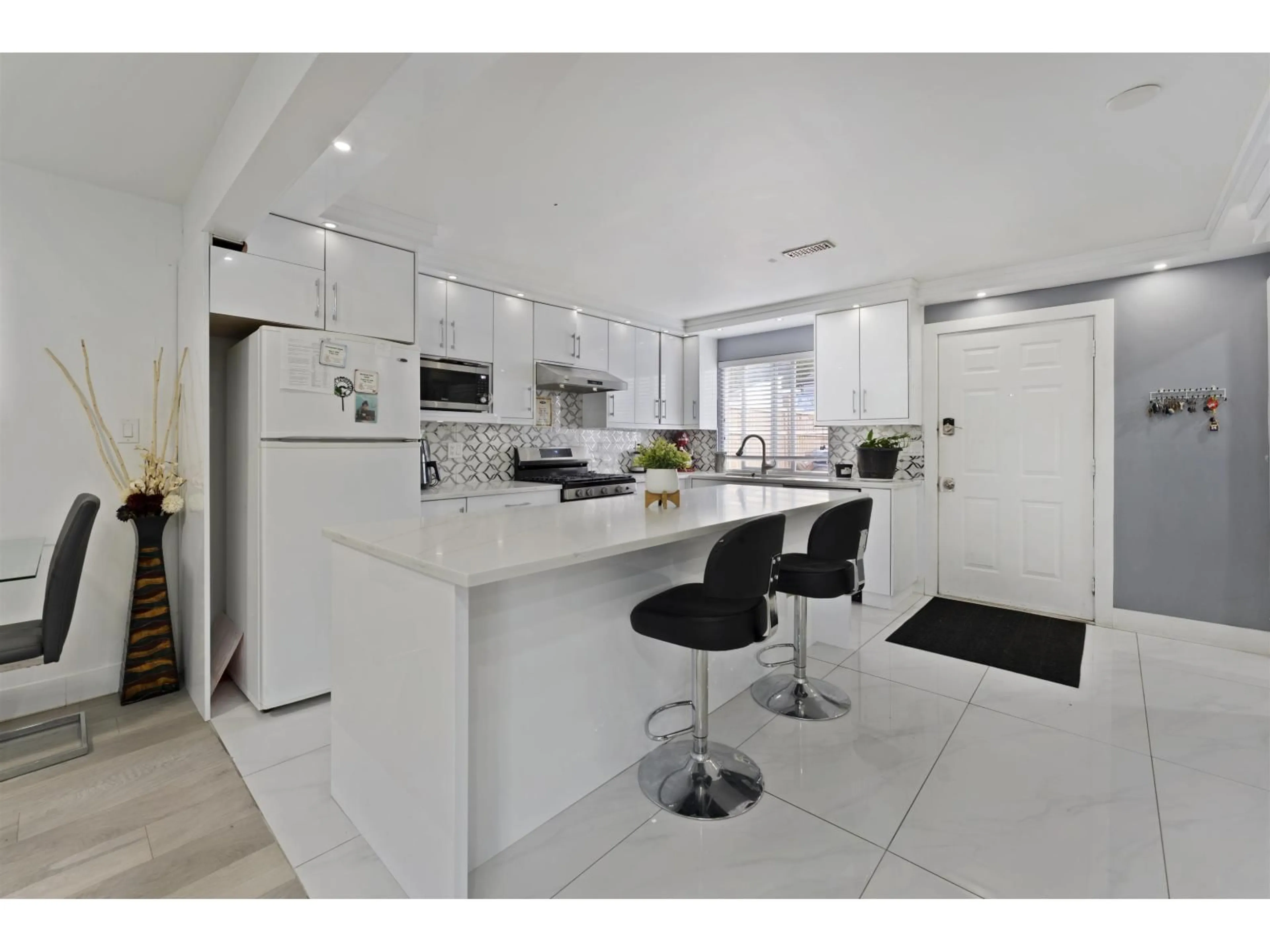 Open concept kitchen, ceramic/tile floor for 7675 125, Surrey British Columbia V3W7W2