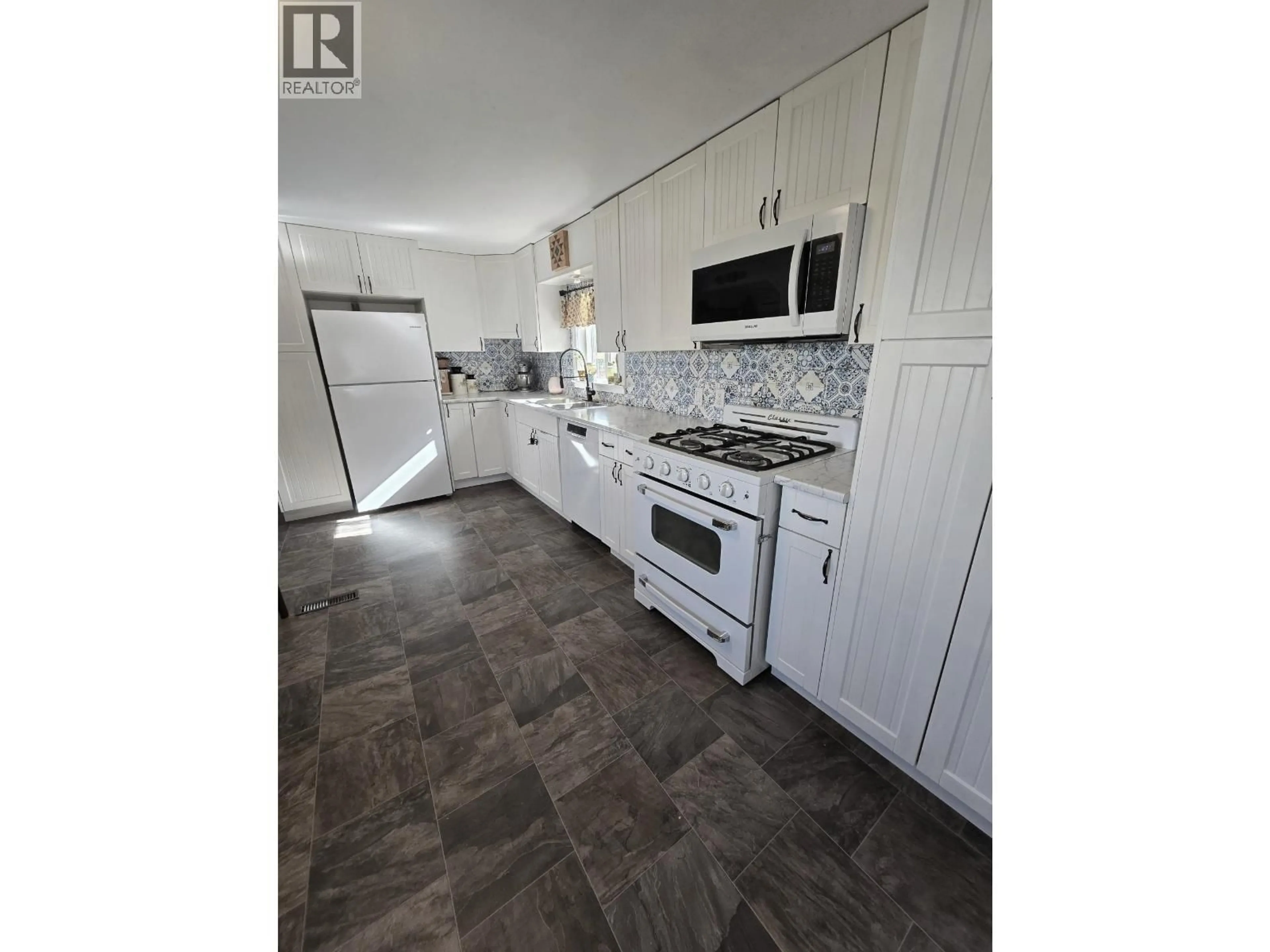 Open concept kitchen, ceramic/tile floor for 10531 102 STREET, Taylor British Columbia V0C2K0