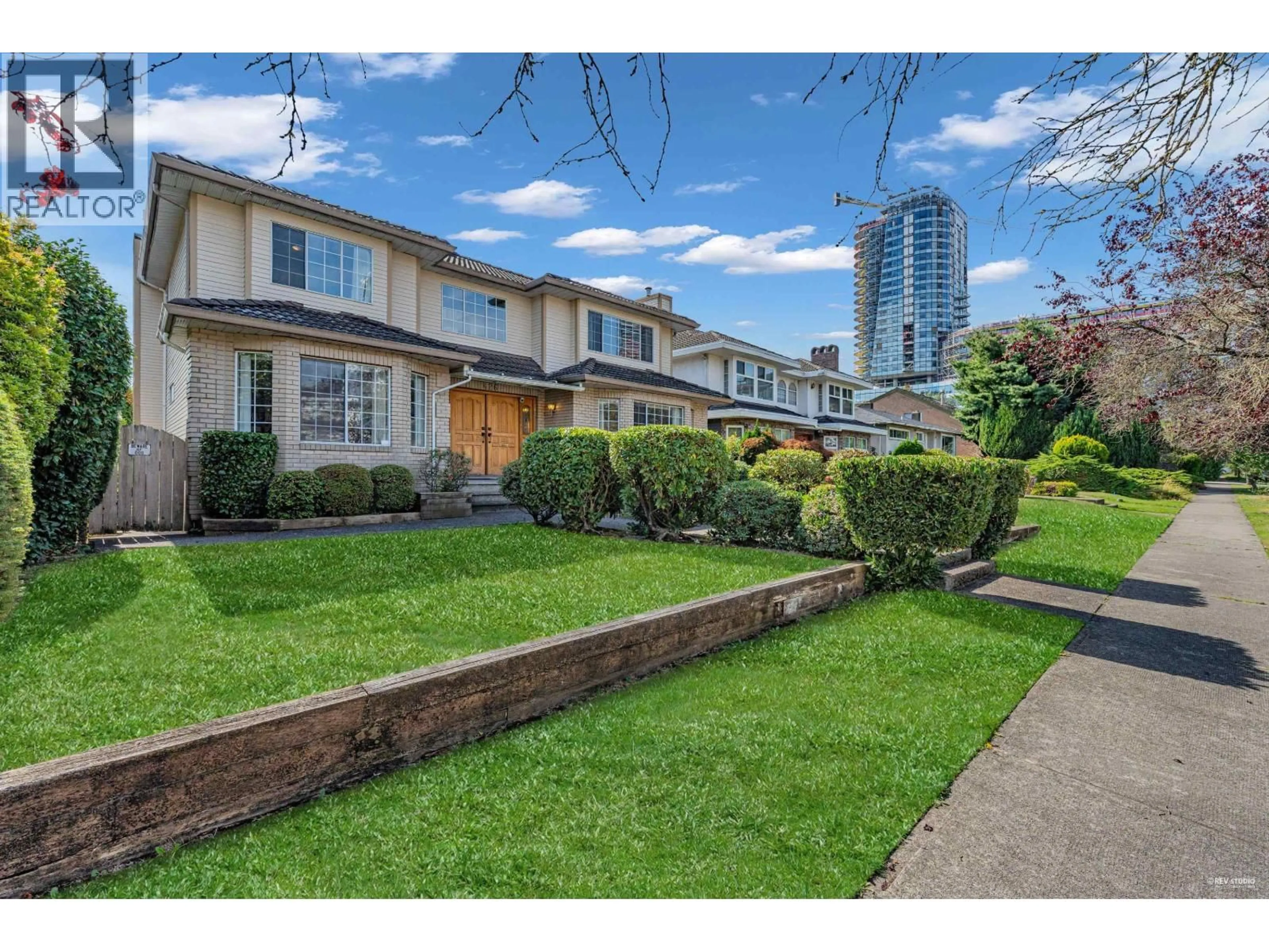 A pic from outside/outdoor area/front of a property/back of a property/a pic from drone, street for 426 44TH AVENUE, Vancouver British Columbia V5Y2V6