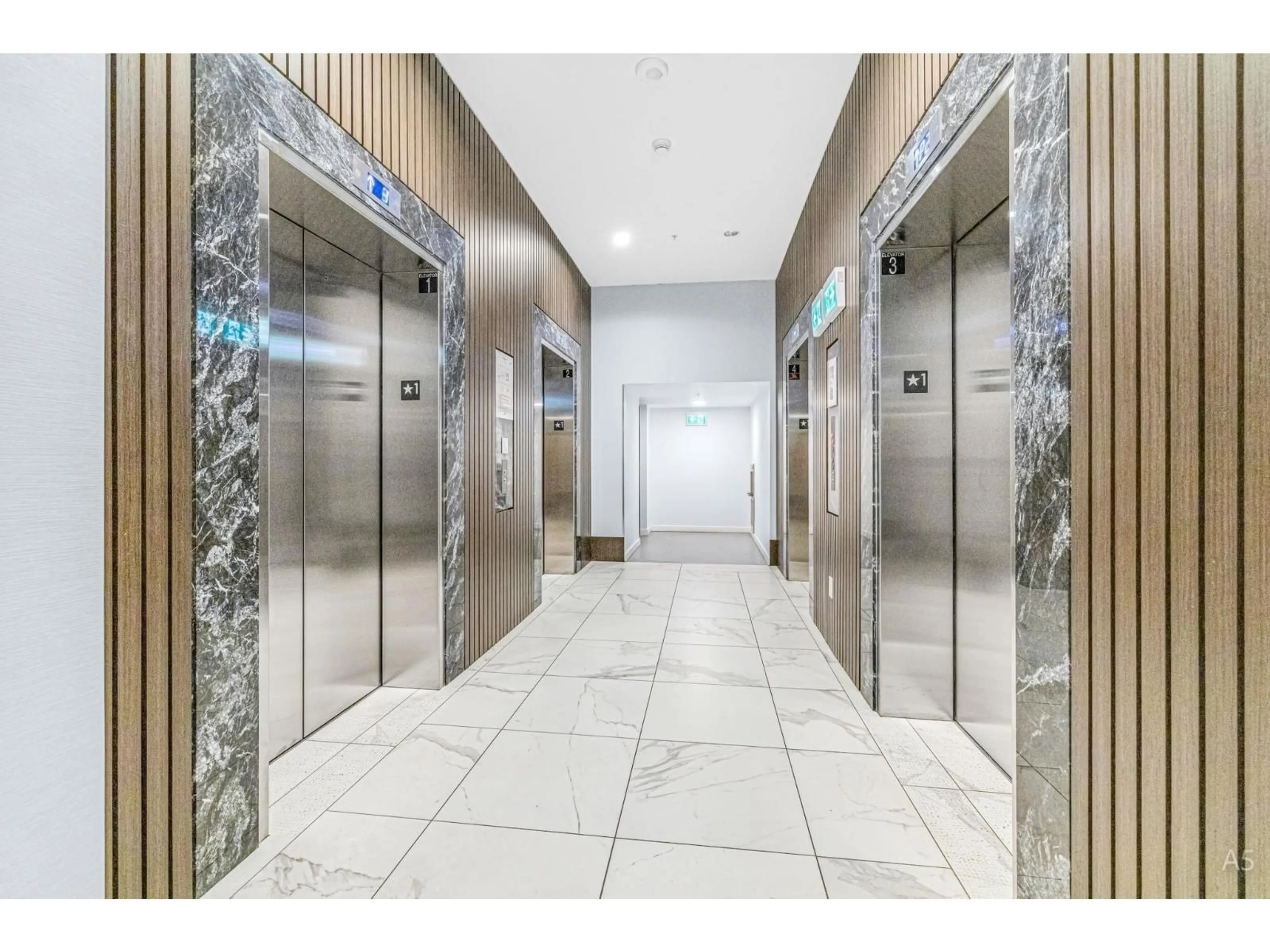 Indoor foyer for 913 - 13350 CENTRAL, Surrey British Columbia V3T0S1