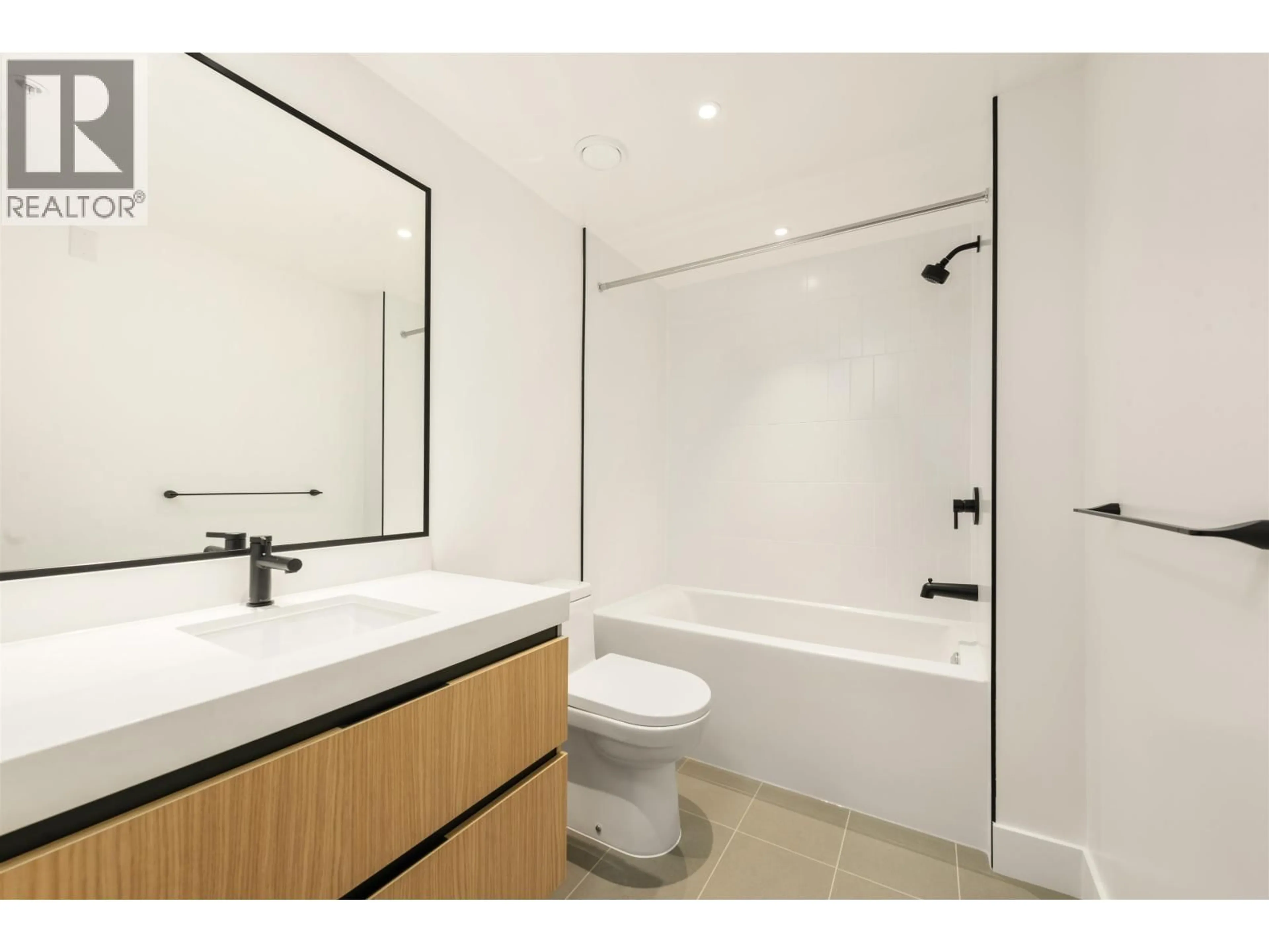 Standard bathroom, ceramic/tile floor for 113 - 2235 BROADWAY, Vancouver British Columbia V5N0J5