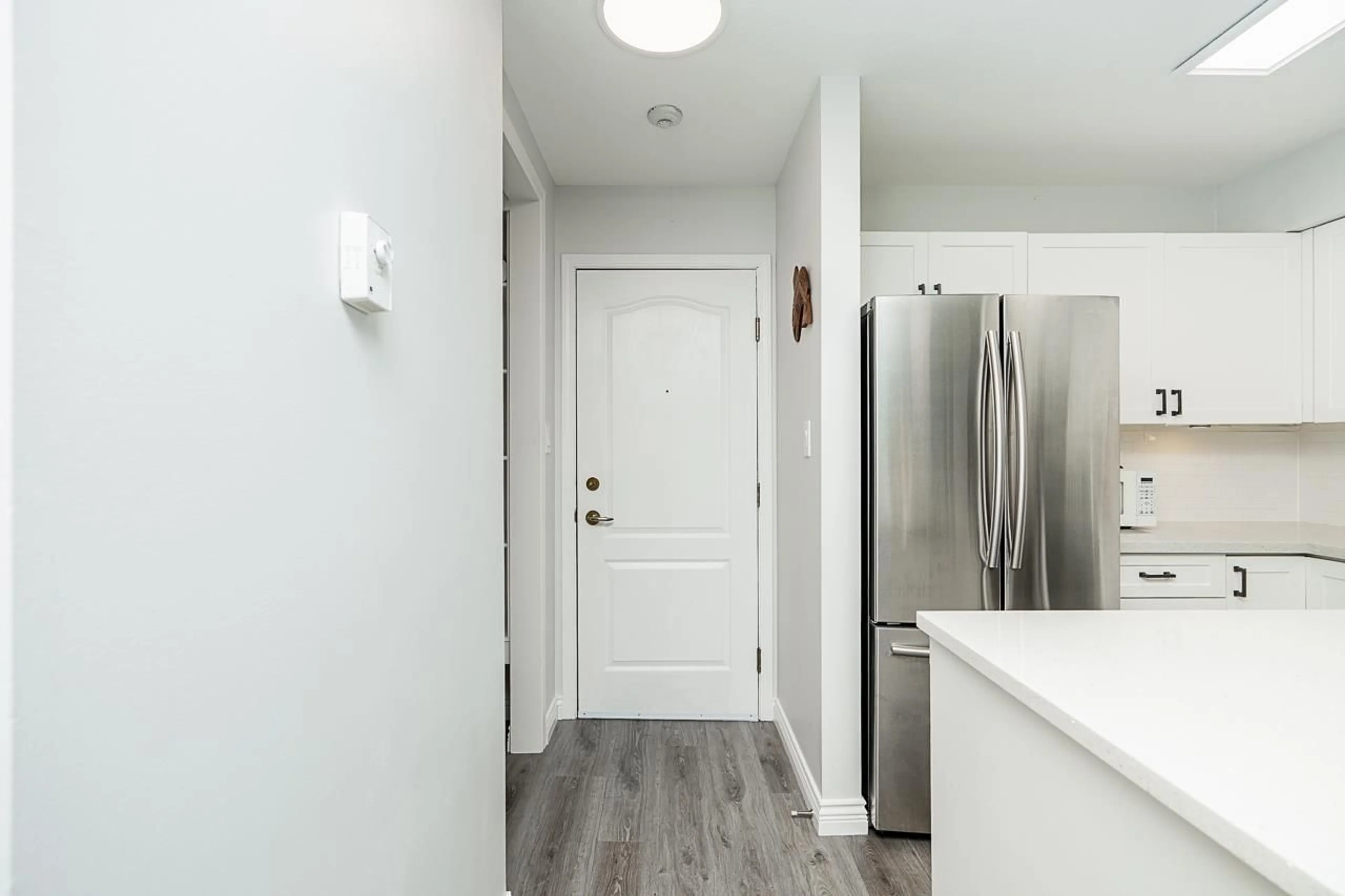 Indoor entryway for 212 - 15991 THRIFT AVENUE, White Rock British Columbia V4B2M9