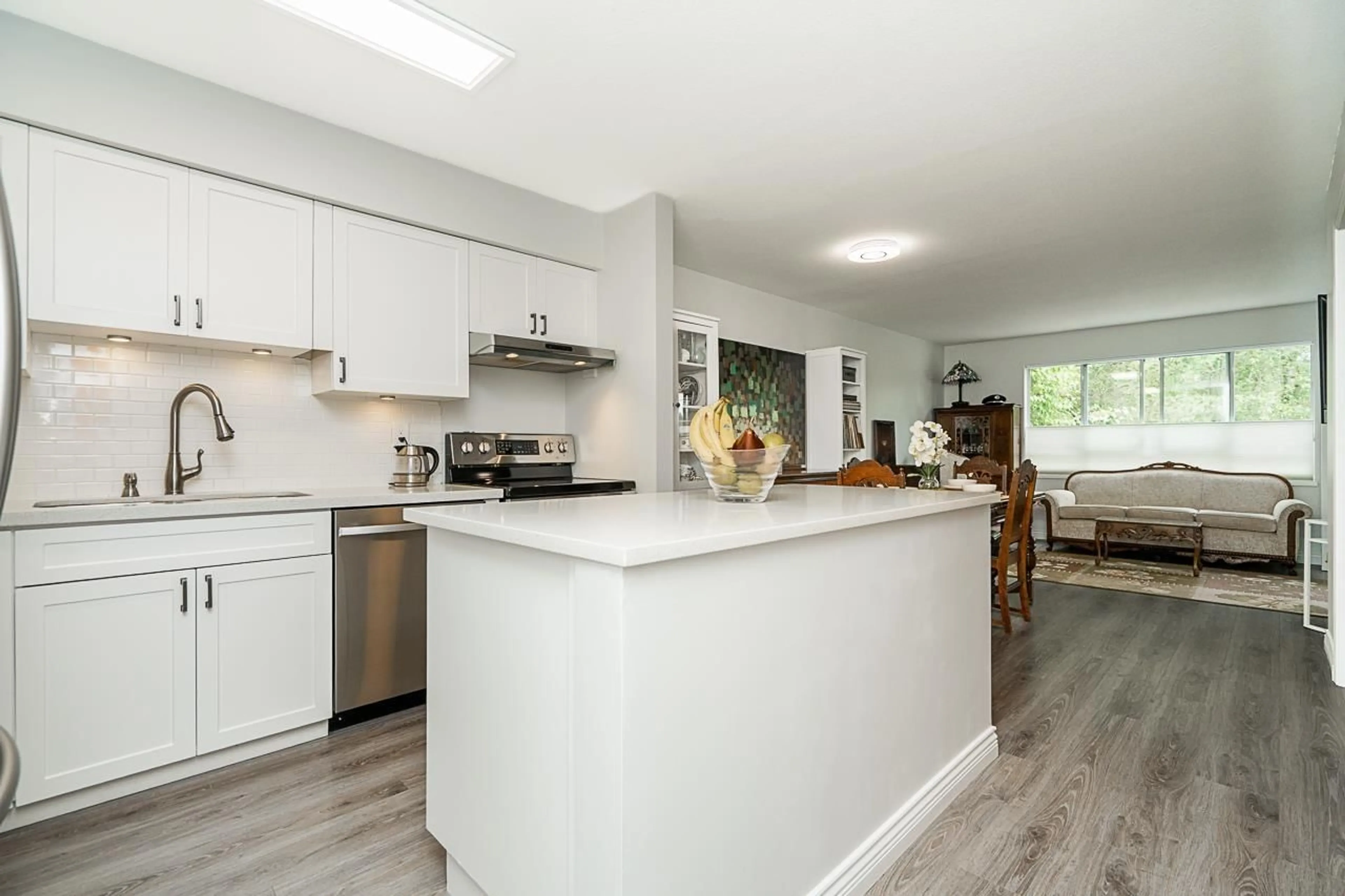 Open concept kitchen, unknown for 212 - 15991 THRIFT AVENUE, White Rock British Columbia V4B2M9