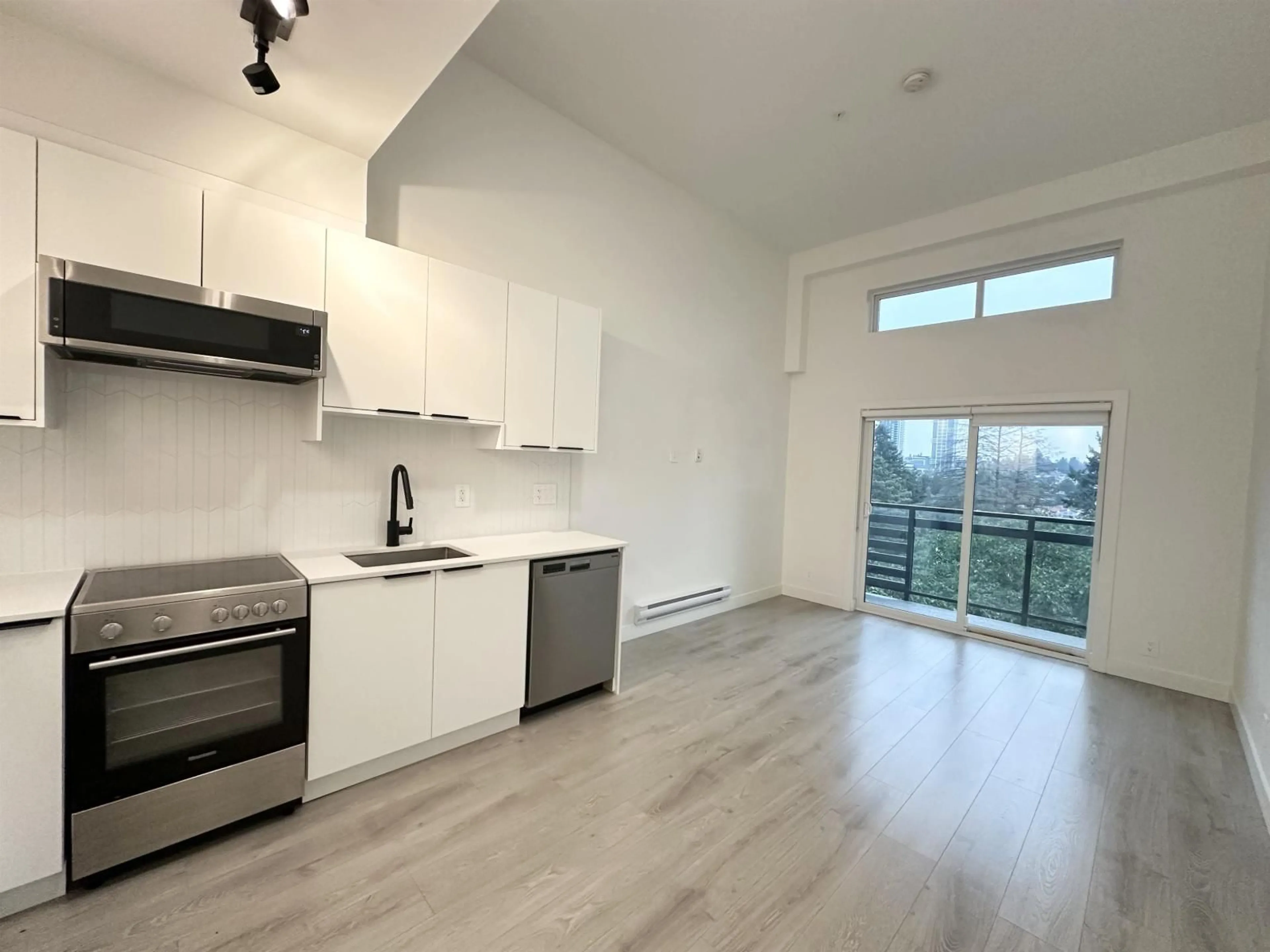 Open concept kitchen, wood/laminate floor for 509 - 10616 132, Surrey British Columbia V3T0T3