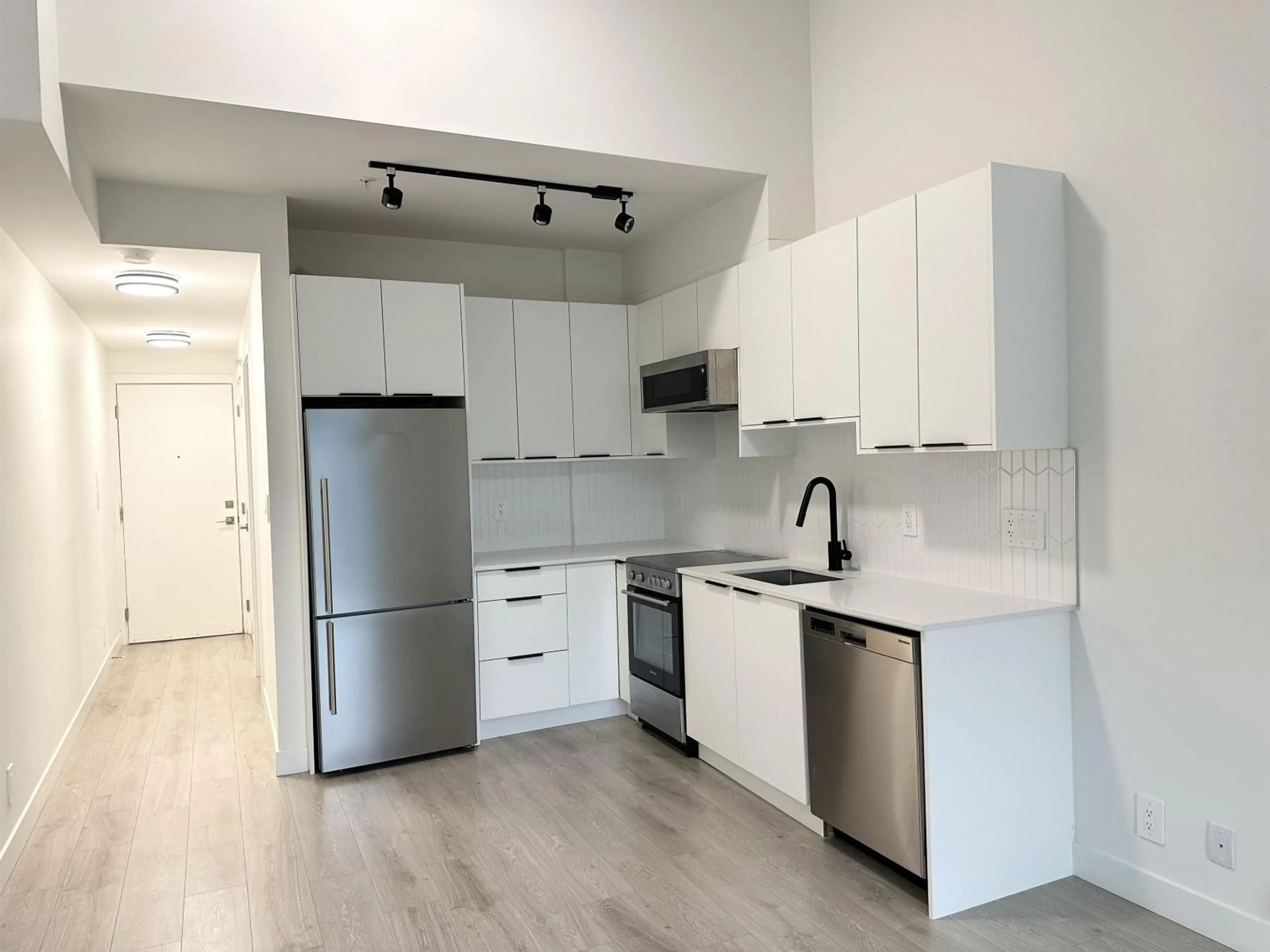 Standard kitchen, unknown for 509 - 10616 132, Surrey British Columbia V3T0T3