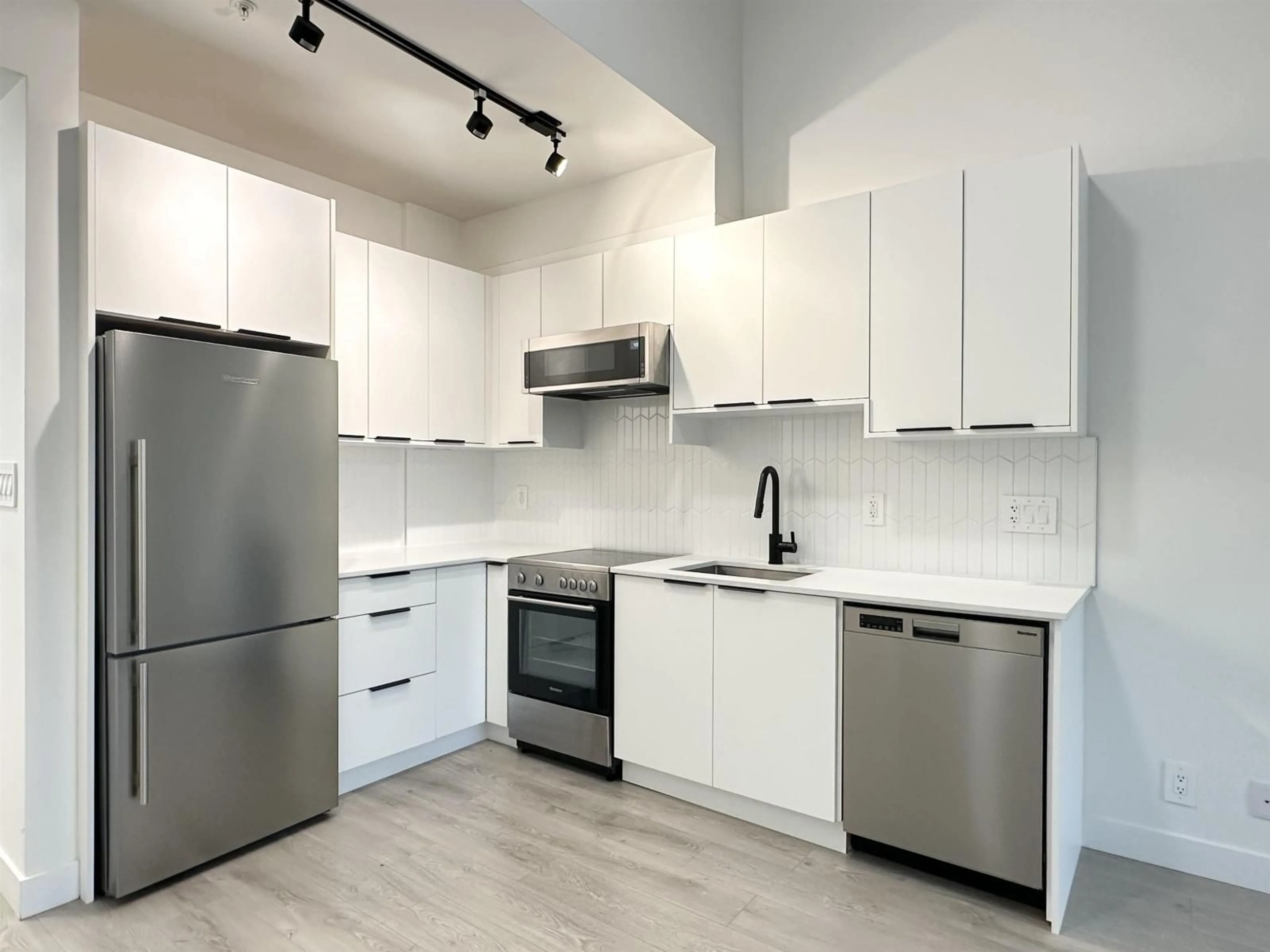 Standard kitchen, unknown for 509 - 10616 132, Surrey British Columbia V3T0T3