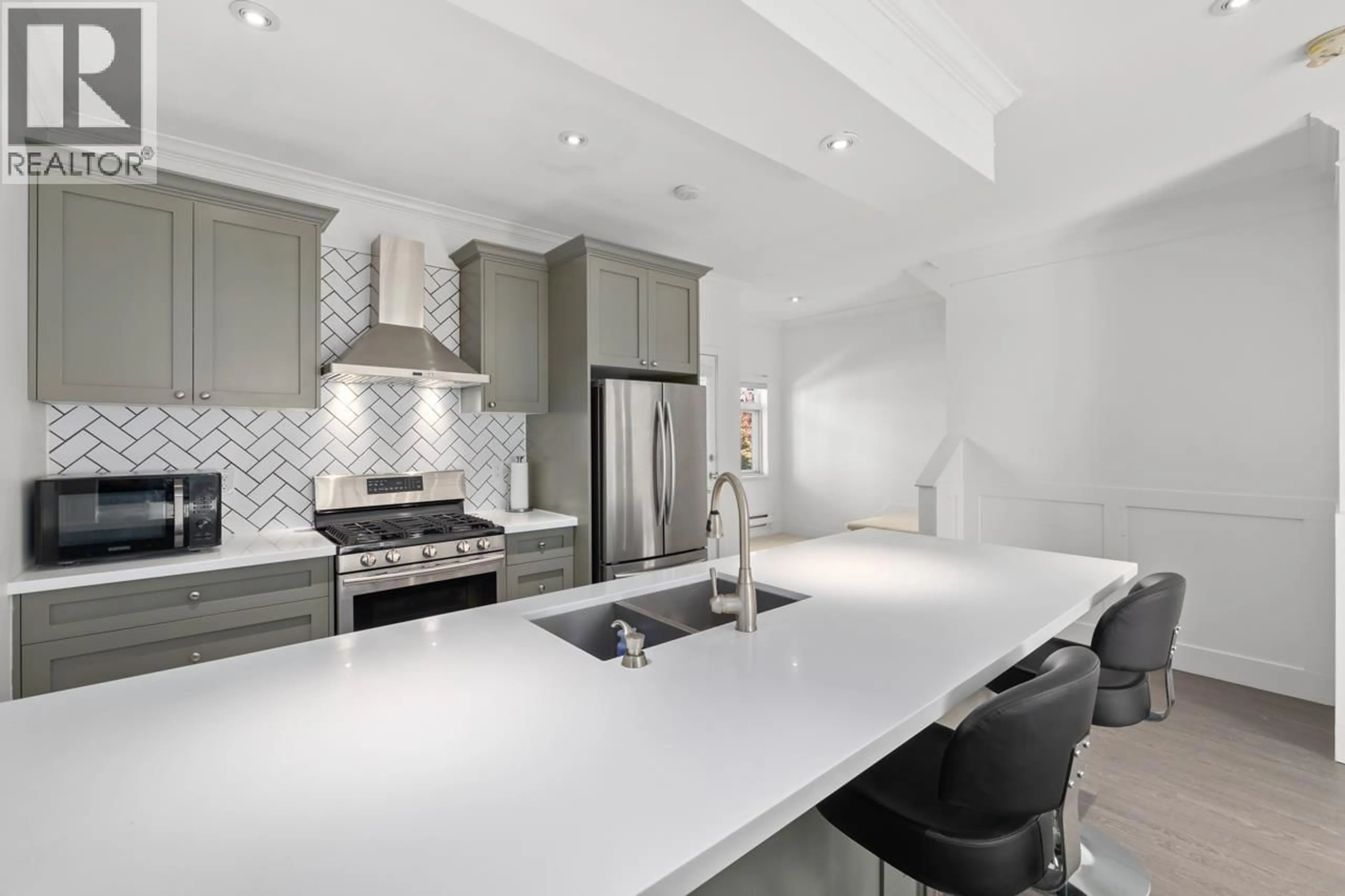 Contemporary kitchen, ceramic/tile floor for 3 - 3799 GRANVILLE AVENUE, Richmond British Columbia V7C1C8
