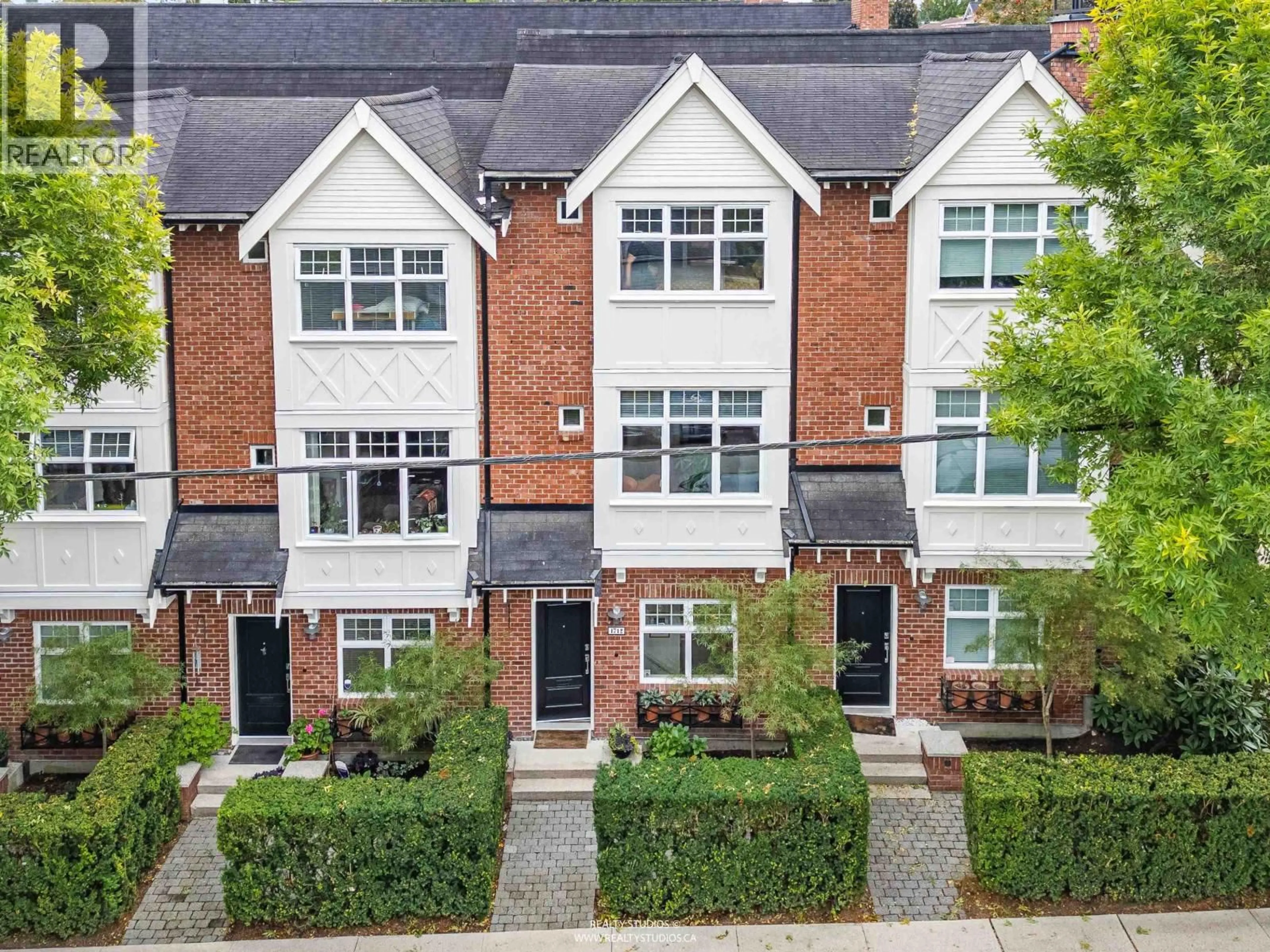 A pic from outside/outdoor area/front of a property/back of a property/a pic from drone, street for 1712 20TH AVENUE, Vancouver British Columbia V5N0A2