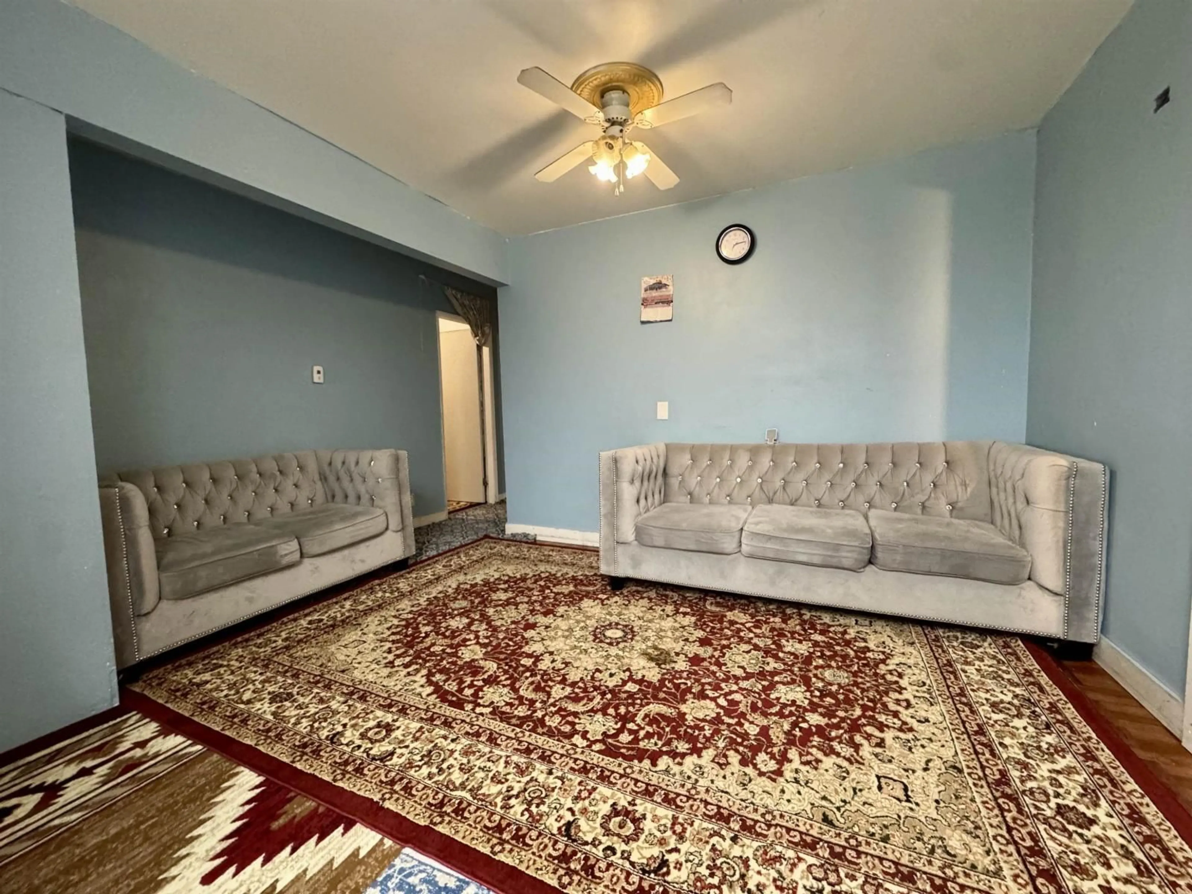 Living room with furniture, carpet floor for 8406 152, Surrey British Columbia V3S3M8