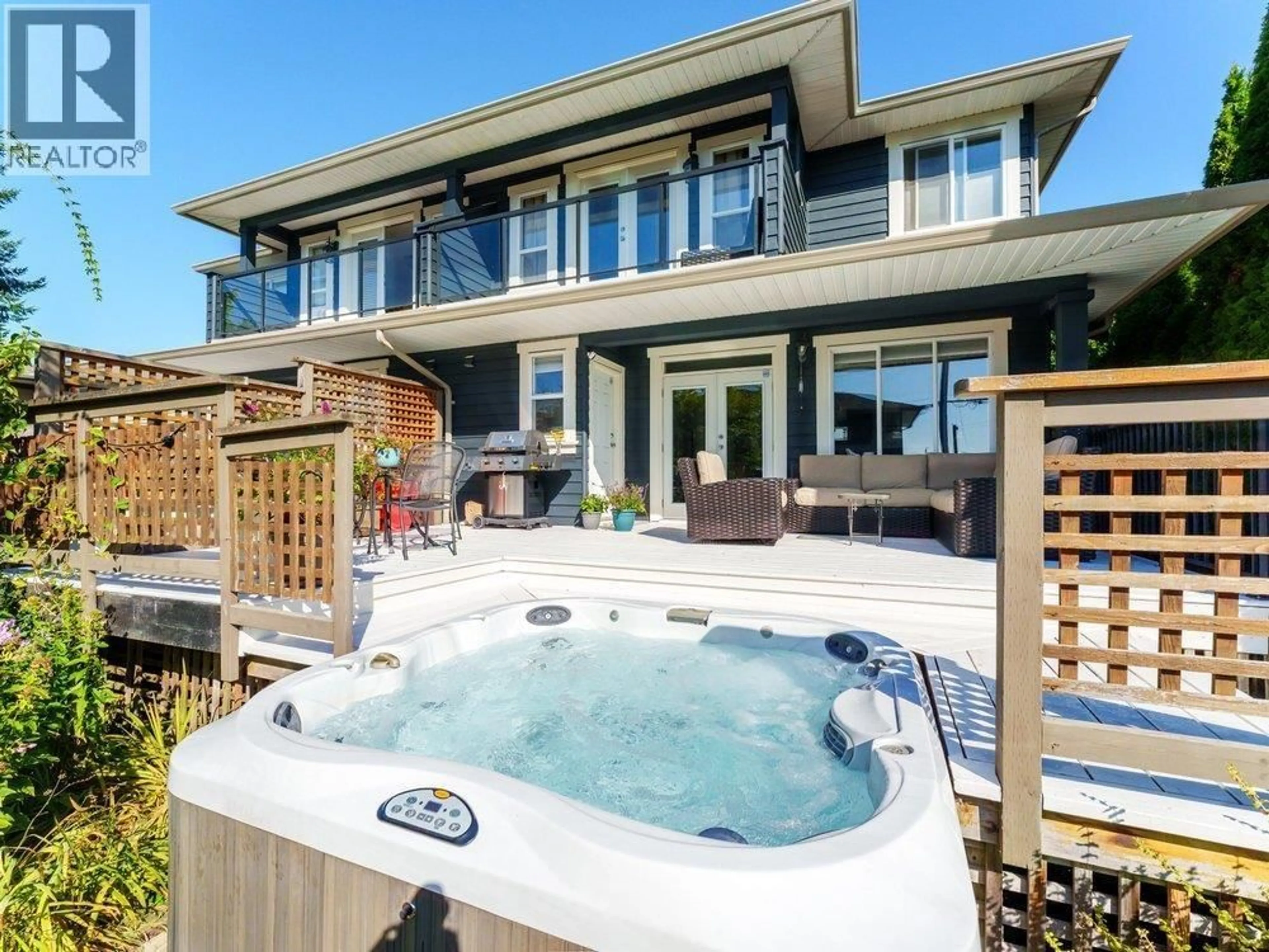 Contemporary bathroom, unknown for 331 14TH STREET, North Vancouver British Columbia V7M1P5