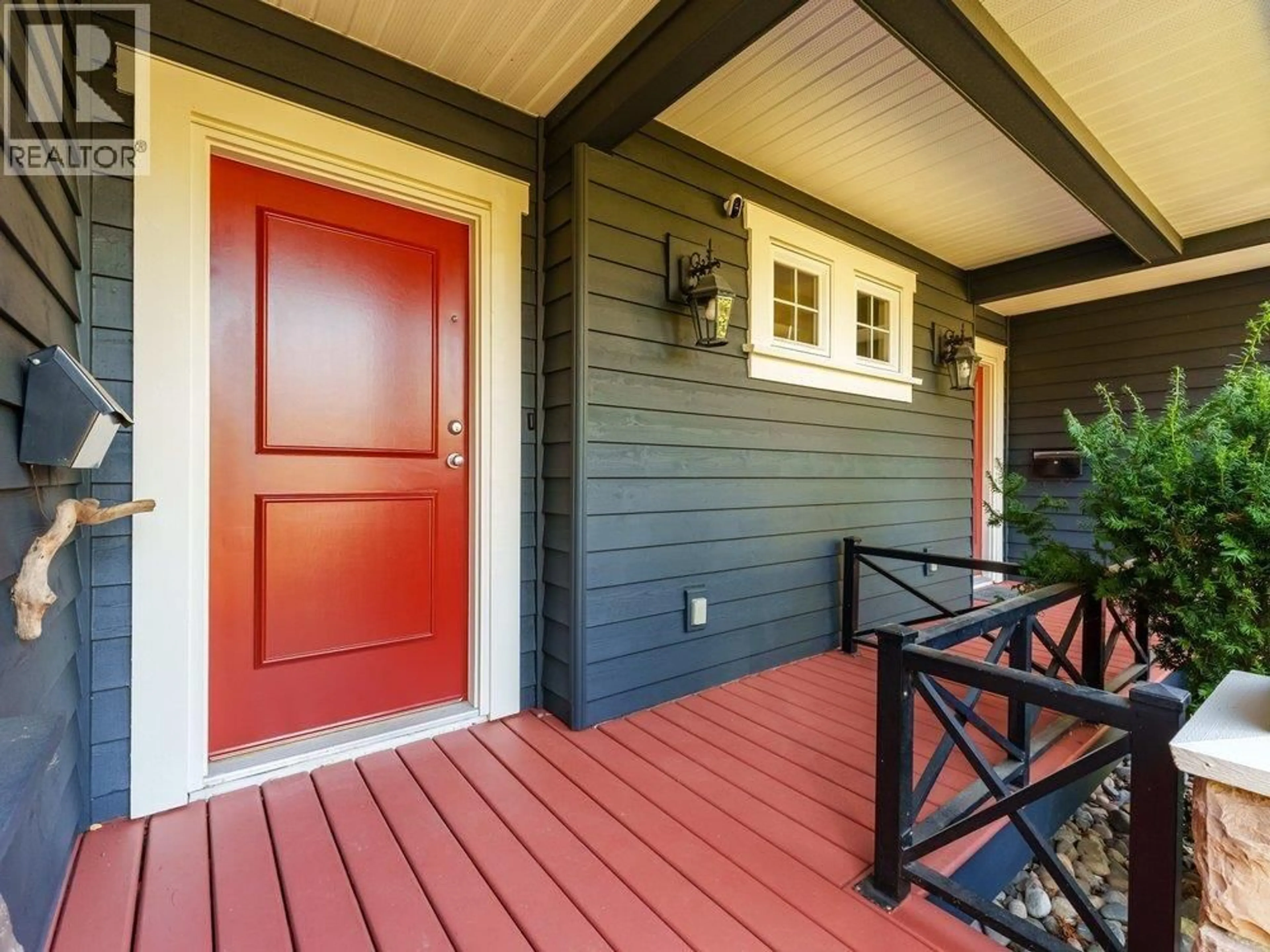 Indoor entryway for 331 14TH STREET, North Vancouver British Columbia V7M1P5