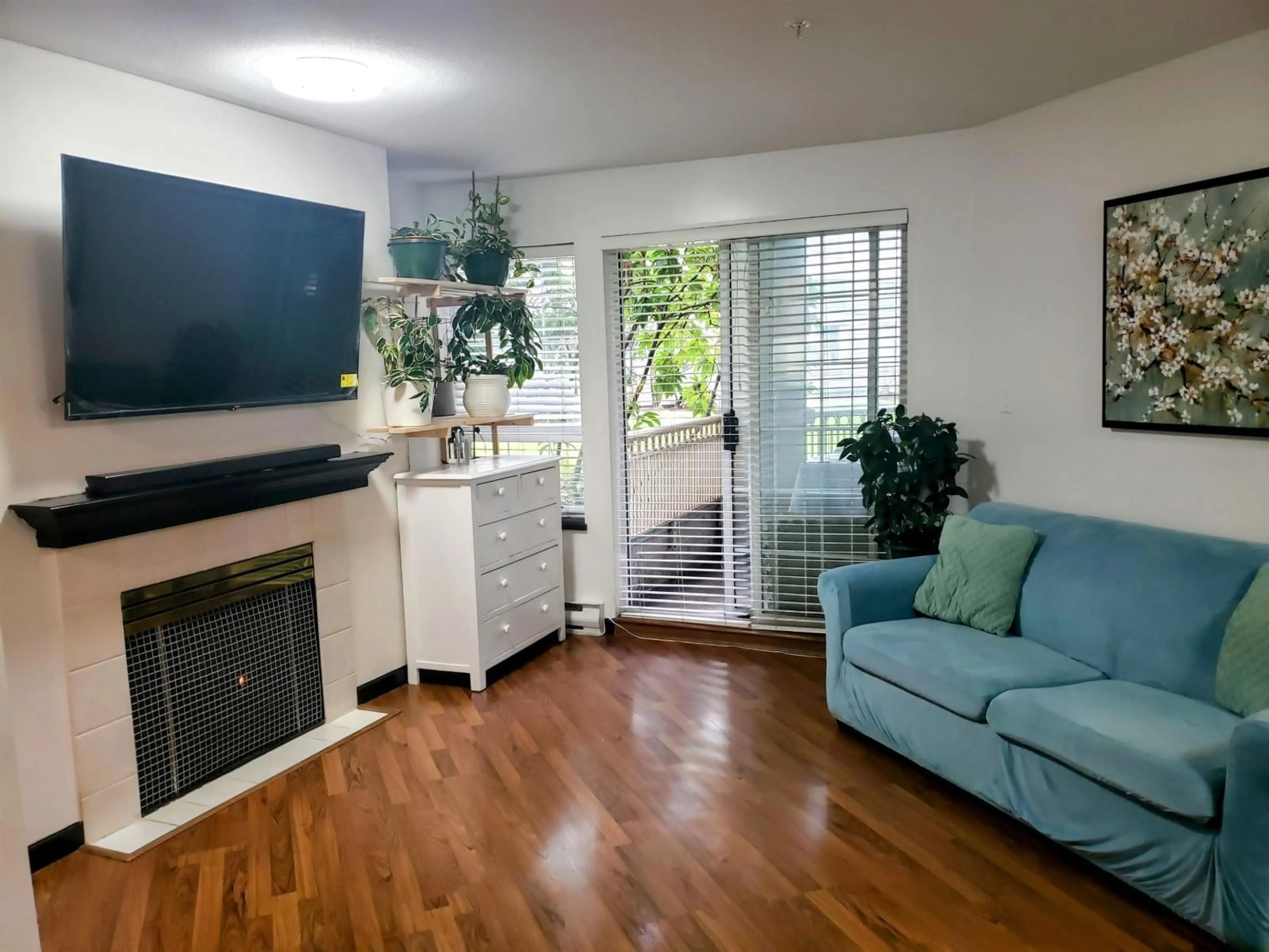 Living room with furniture, unknown for 105 - 15268 105, Surrey British Columbia V3R0W8
