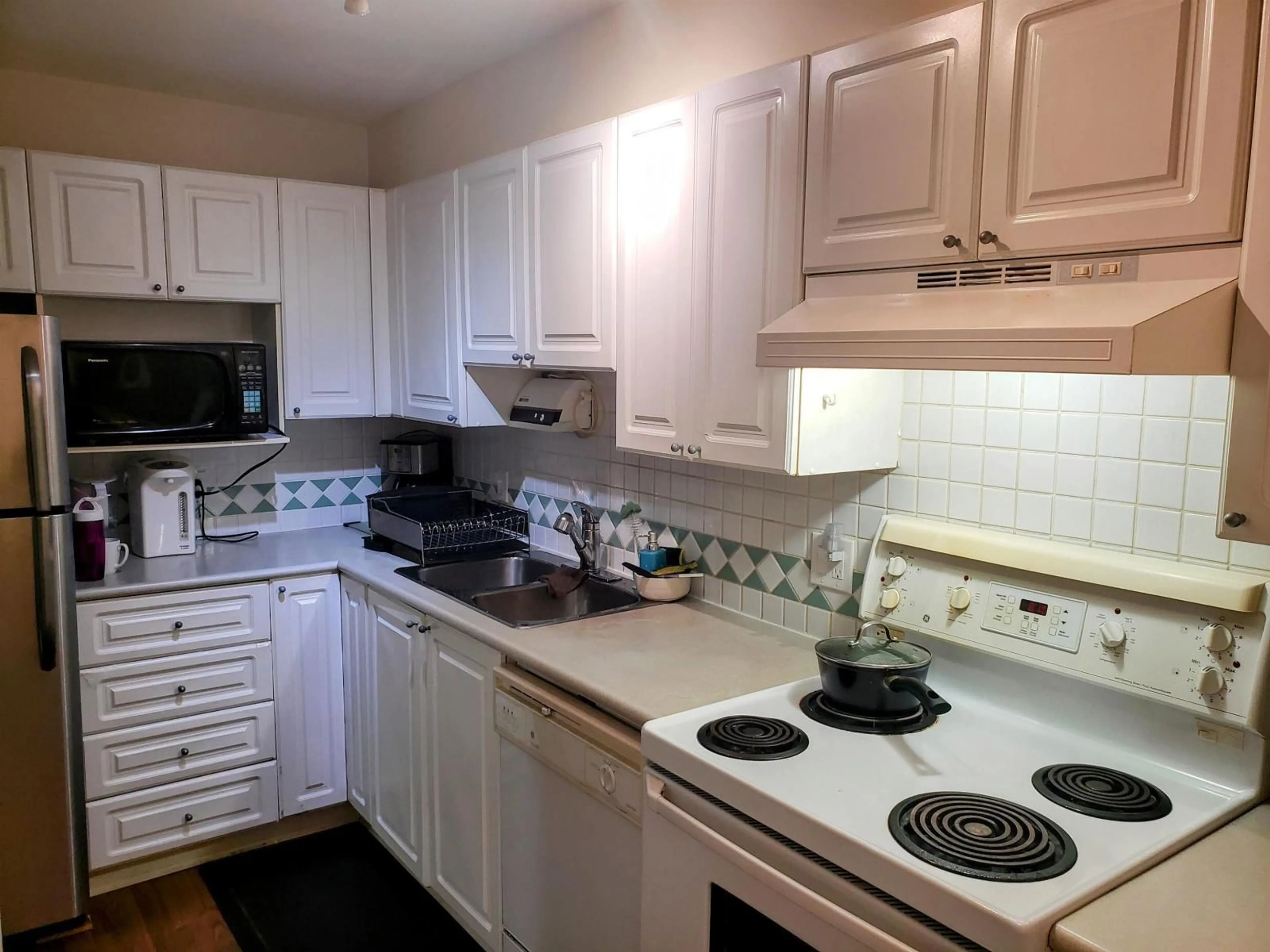 Standard kitchen, unknown for 105 - 15268 105, Surrey British Columbia V3R0W8