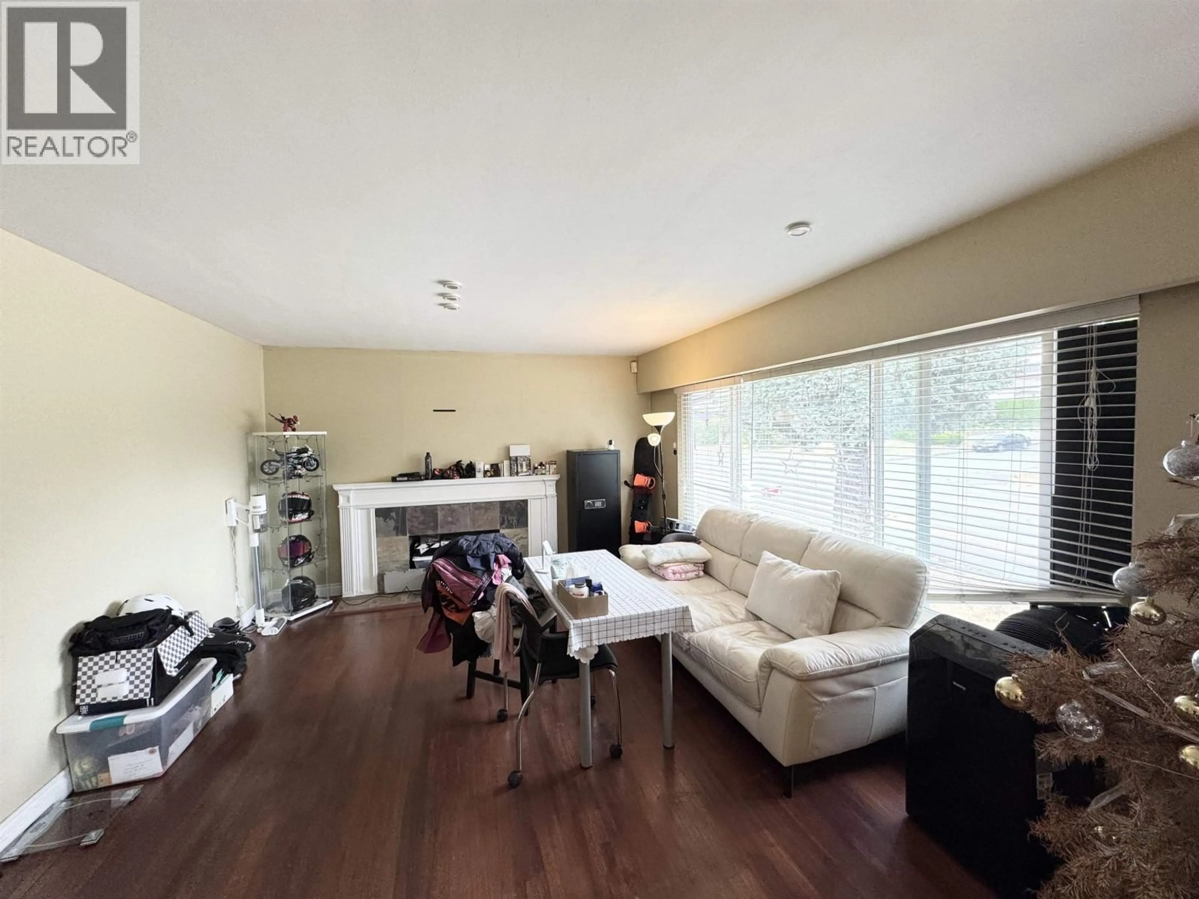 Living room with furniture, wood/laminate floor for 1305 KENSINGTON AVENUE, Burnaby British Columbia V5B4C2