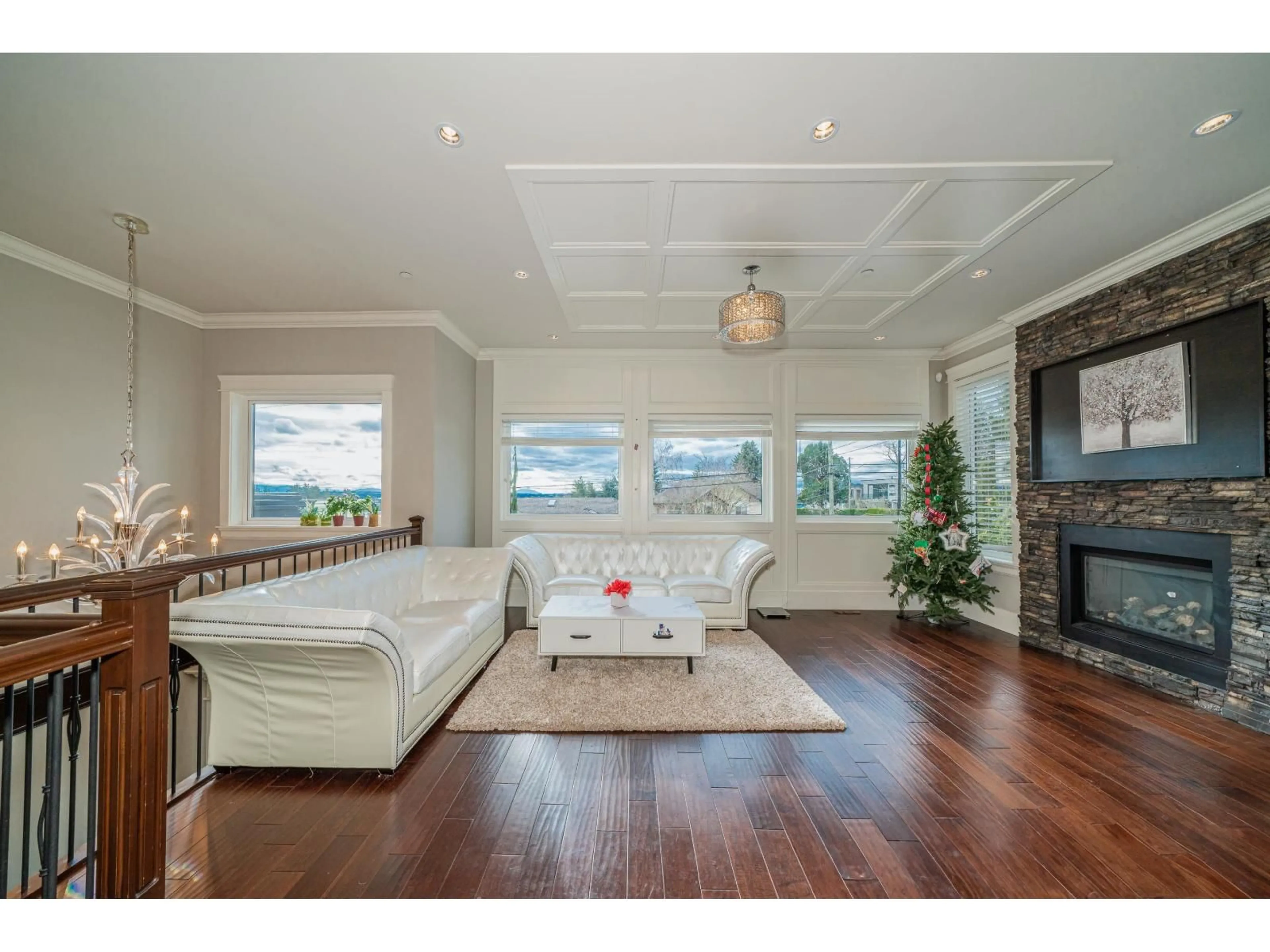 Living room with furniture, wood/laminate floor for 15807 BUENA VISTA, White Rock British Columbia V4B2A2