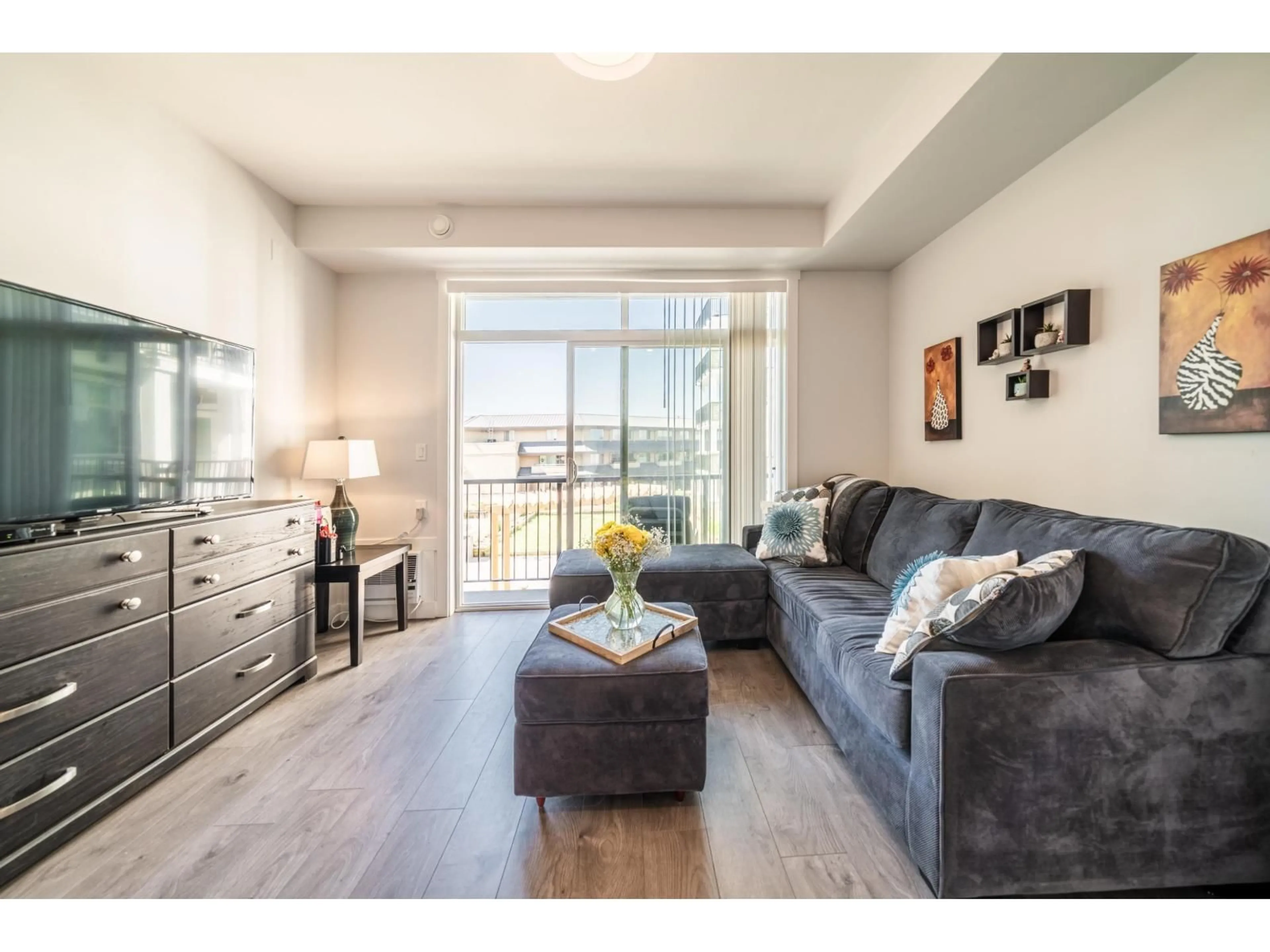Living room with furniture, wood/laminate floor for 206 - 20686 EASTLEIGH, Langley British Columbia V3A0M4