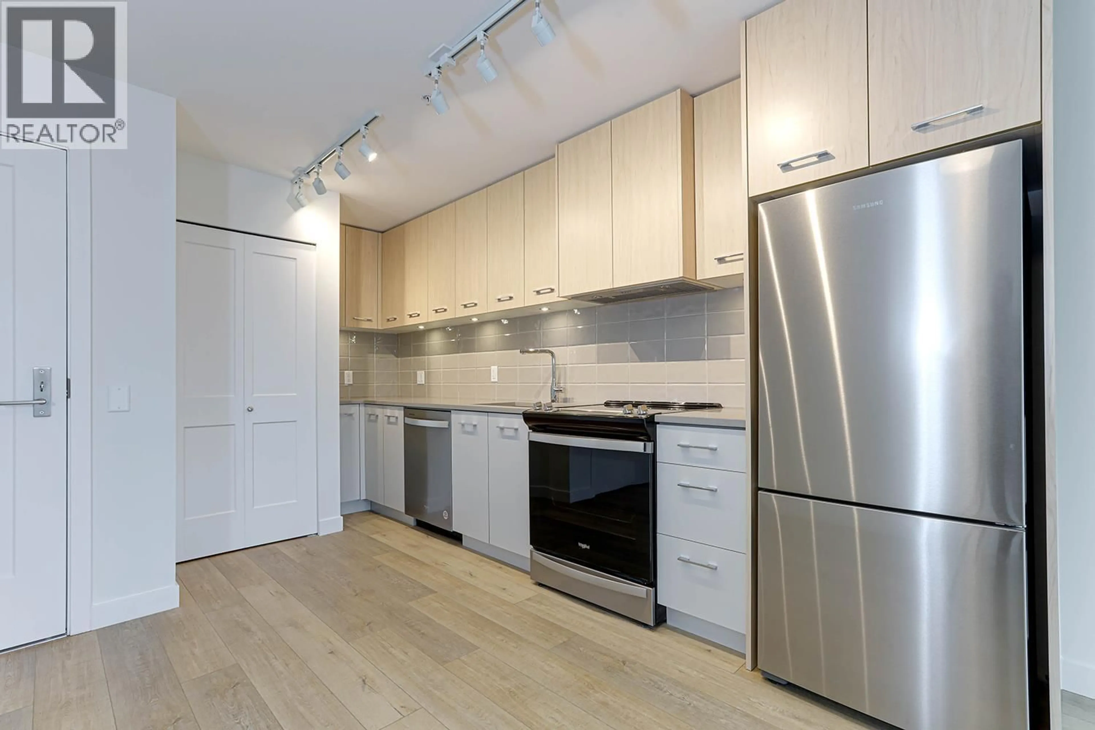 Standard kitchen, wood/laminate floor for 111 - 4933 CLARENDON STREET, Vancouver British Columbia V5R3J3