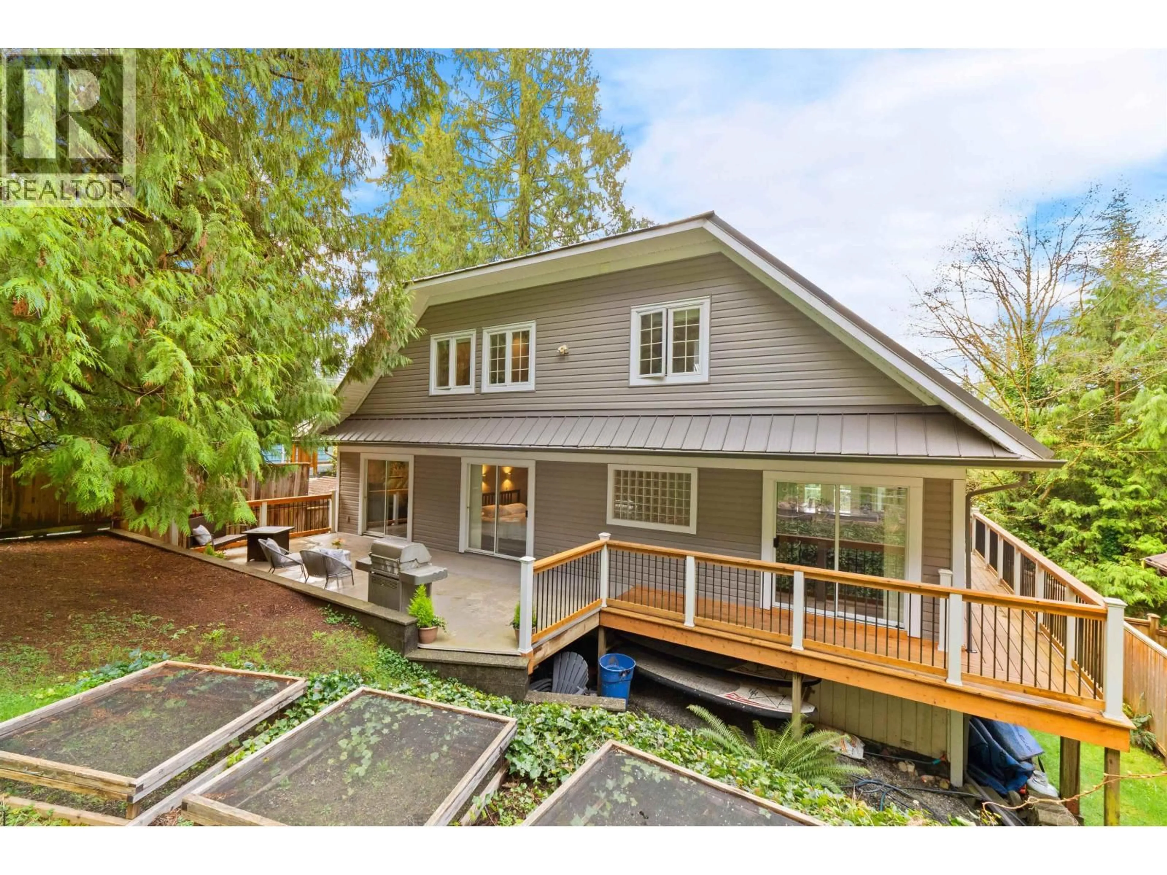 Home with vinyl exterior material, unknown for 4622 COVE CLIFF ROAD, North Vancouver British Columbia V7G1H6