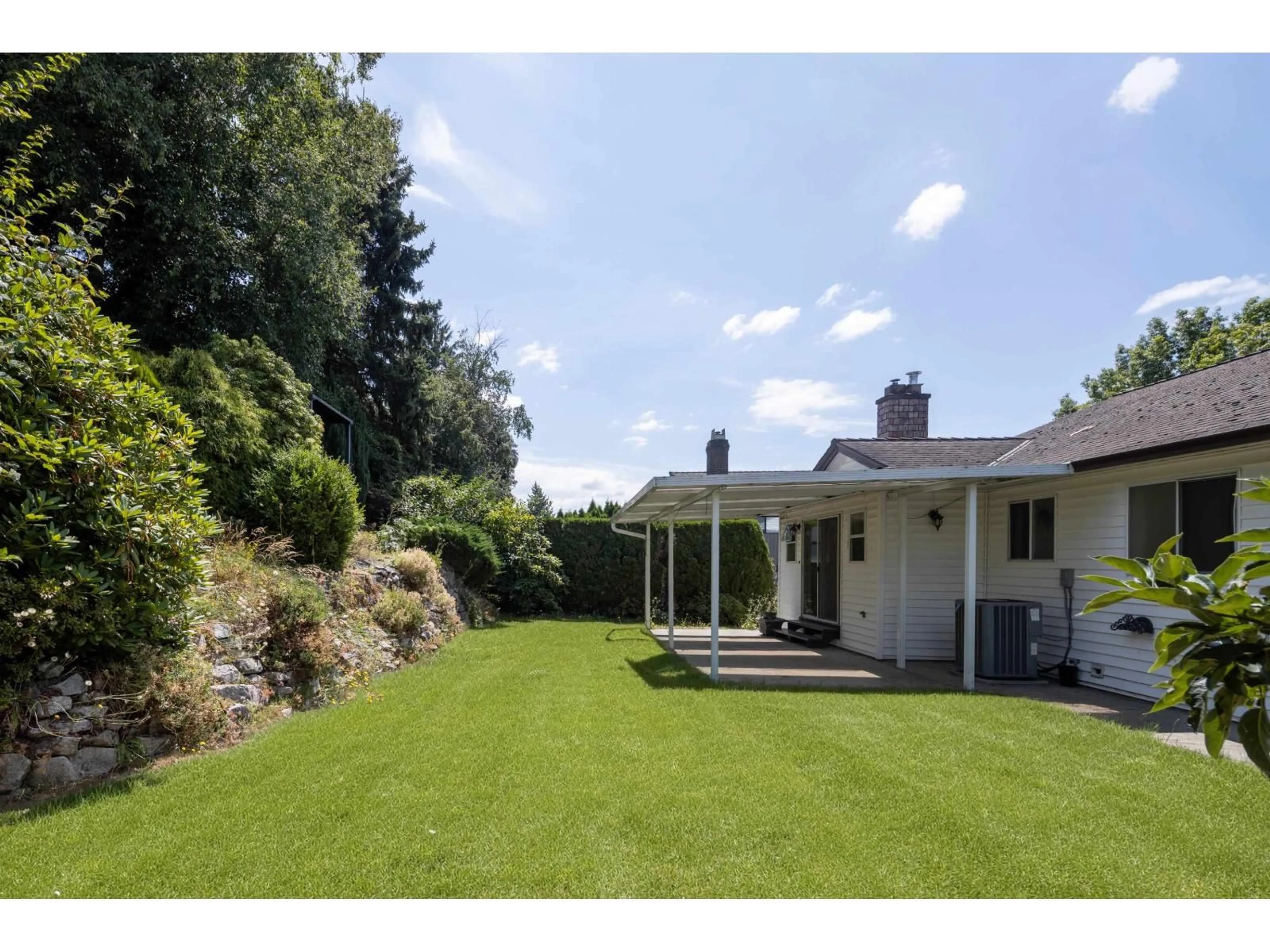 A pic from outside/outdoor area/front of a property/back of a property/a pic from drone, street for 2138 ESSEX, Abbotsford British Columbia V2S7R8
