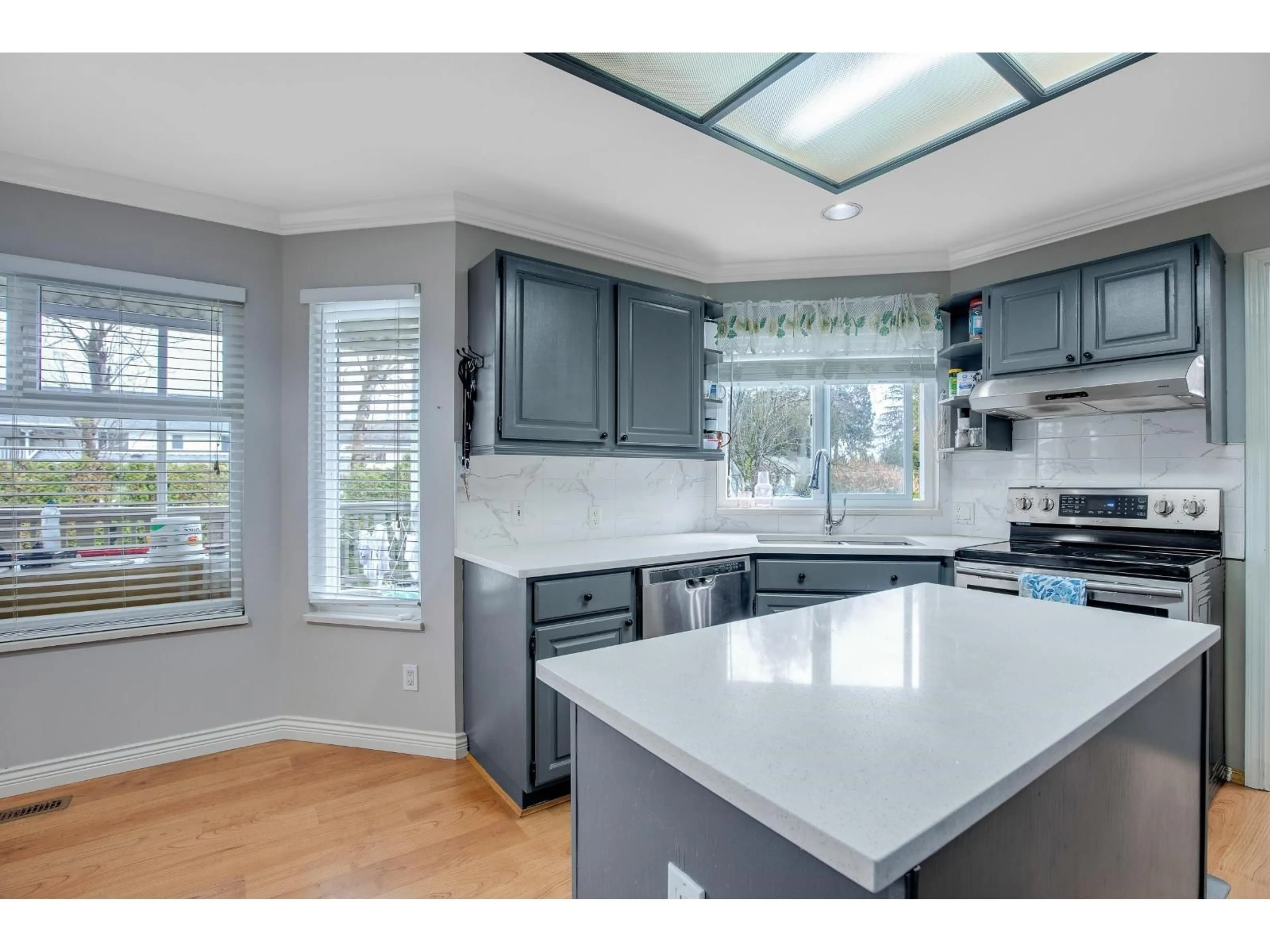 Open concept kitchen, unknown for 6960 143A, Surrey British Columbia V3W0E3