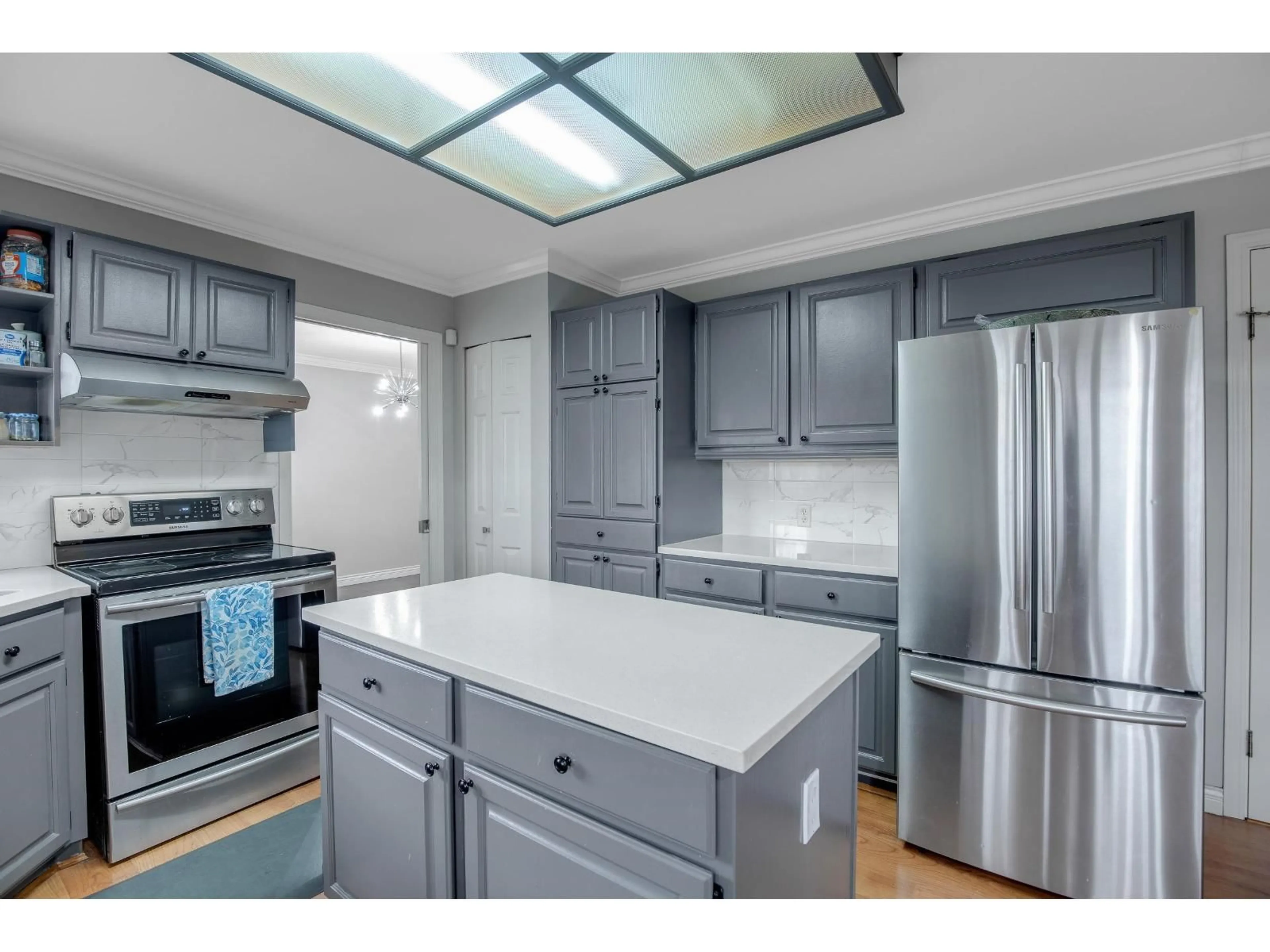 Open concept kitchen, ceramic/tile floor for 6960 143A, Surrey British Columbia V3W0E3