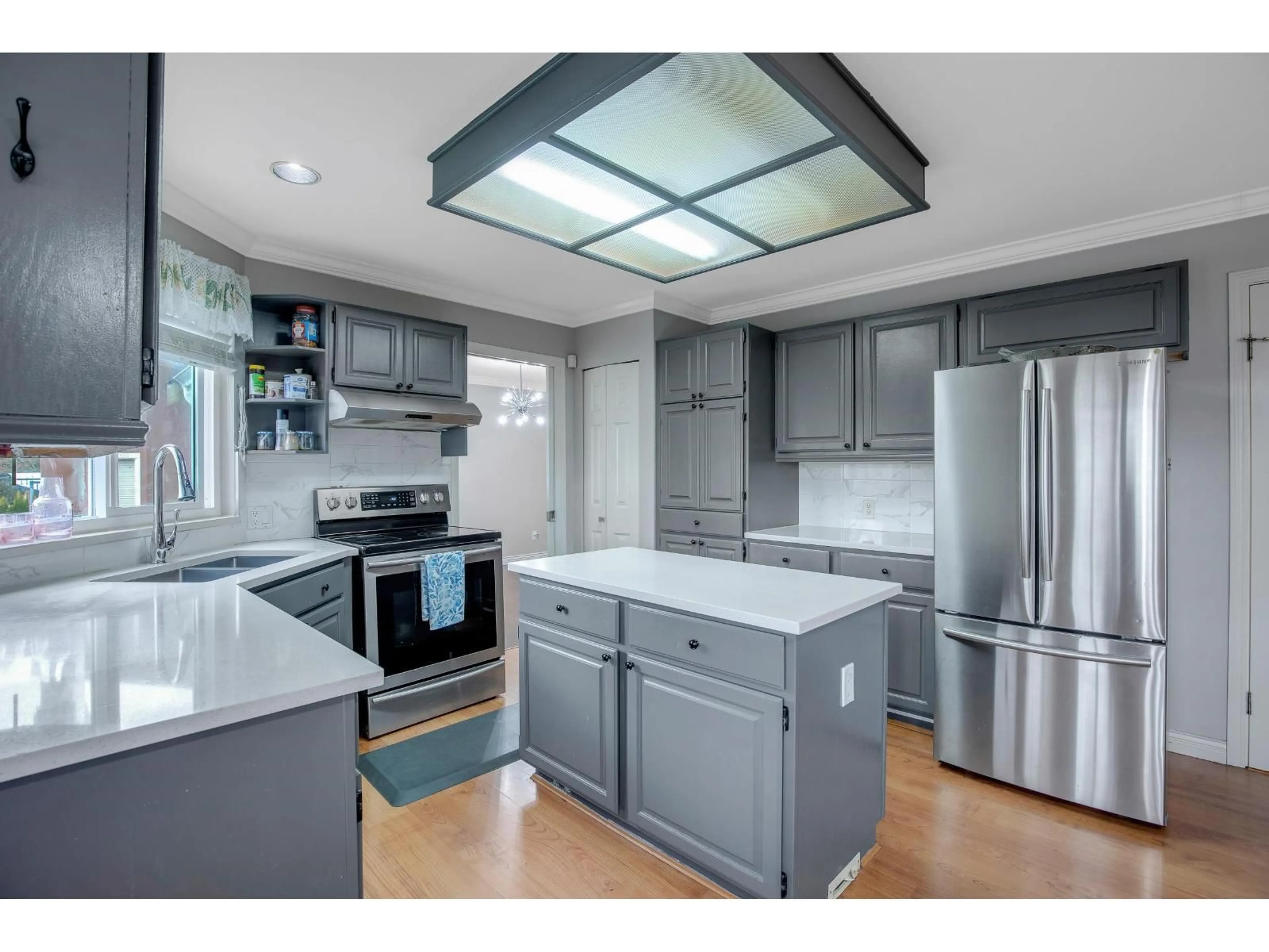 Open concept kitchen, ceramic/tile floor for 6960 143A, Surrey British Columbia V3W0E3