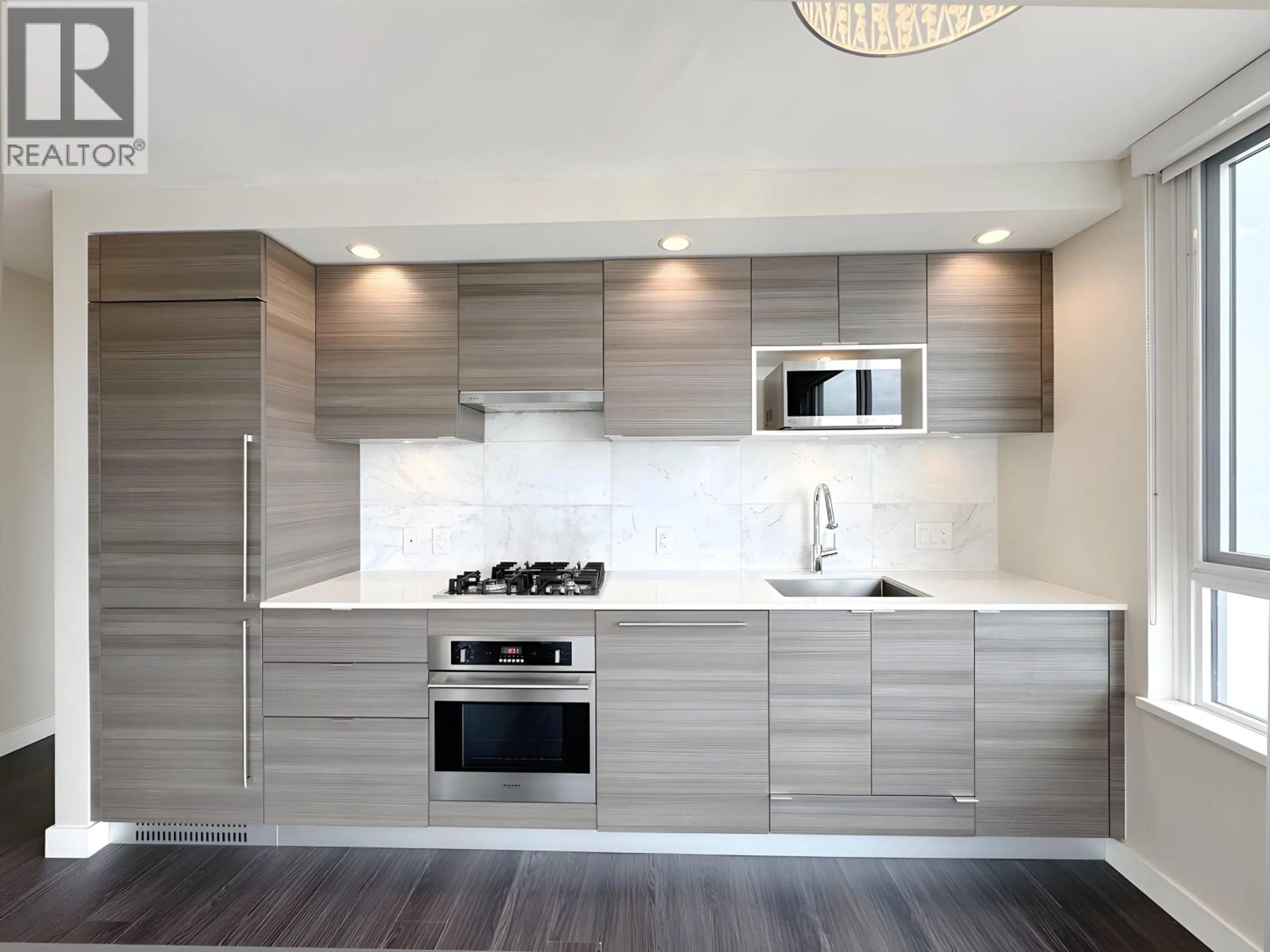 Contemporary kitchen, unknown for 1908 - 602 COMO LAKE AVENUE, Coquitlam British Columbia V3J0G2