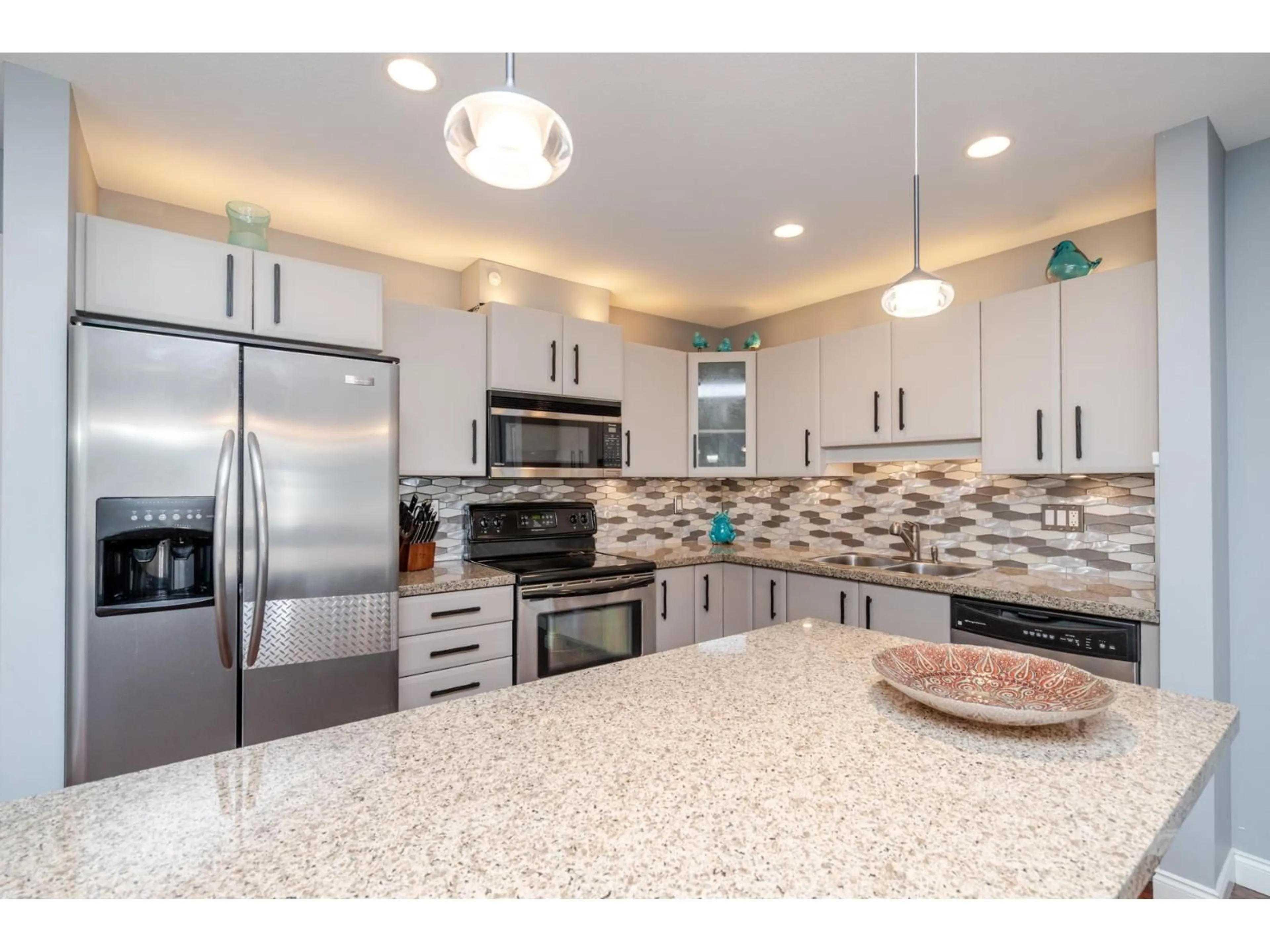 Open concept kitchen, ceramic/tile floor for 409 - 5474 198TH, Langley British Columbia V3A1G2