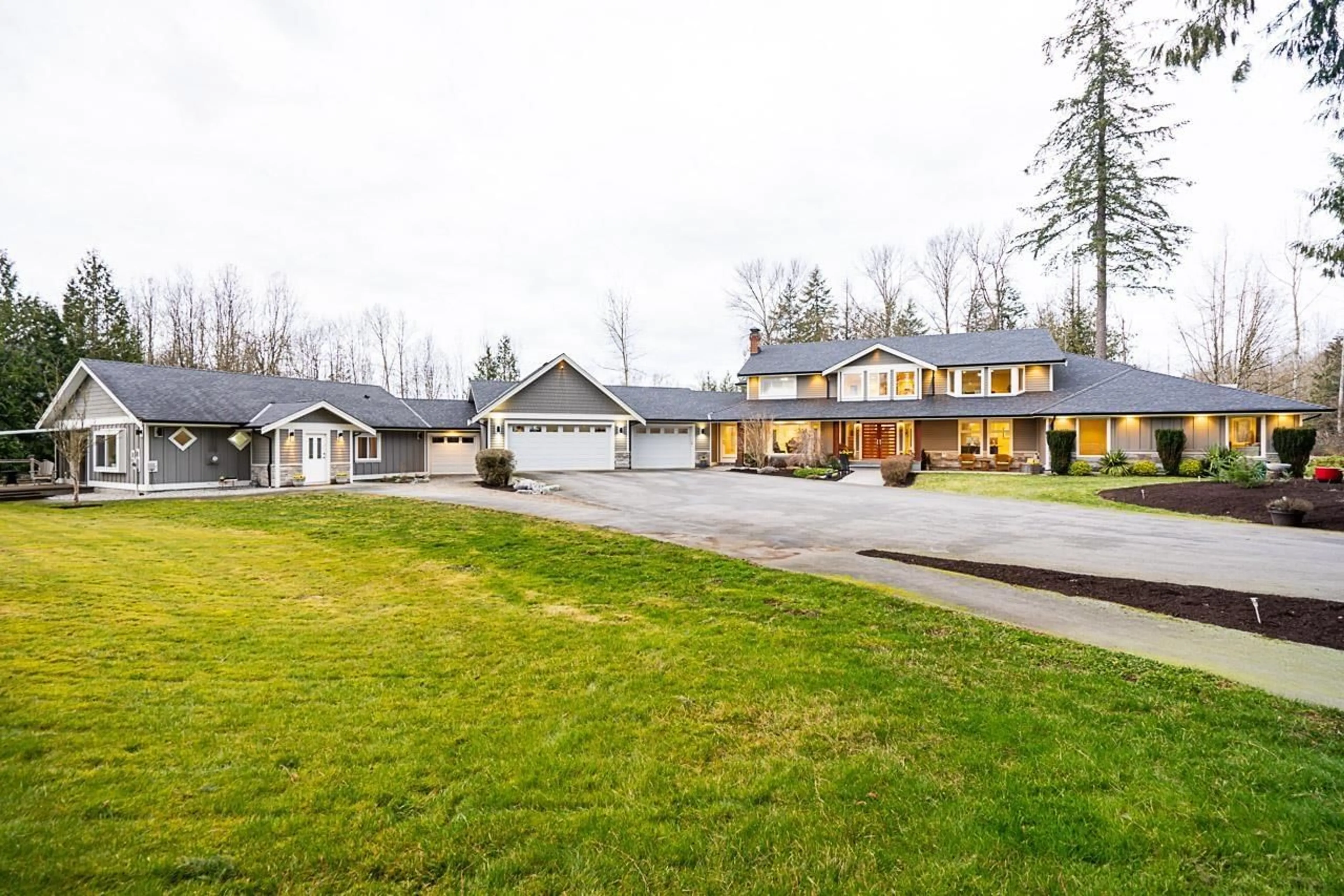 A pic from outside/outdoor area/front of a property/back of a property/a pic from drone, unknown for 22015 40, Langley British Columbia V3Z1N4