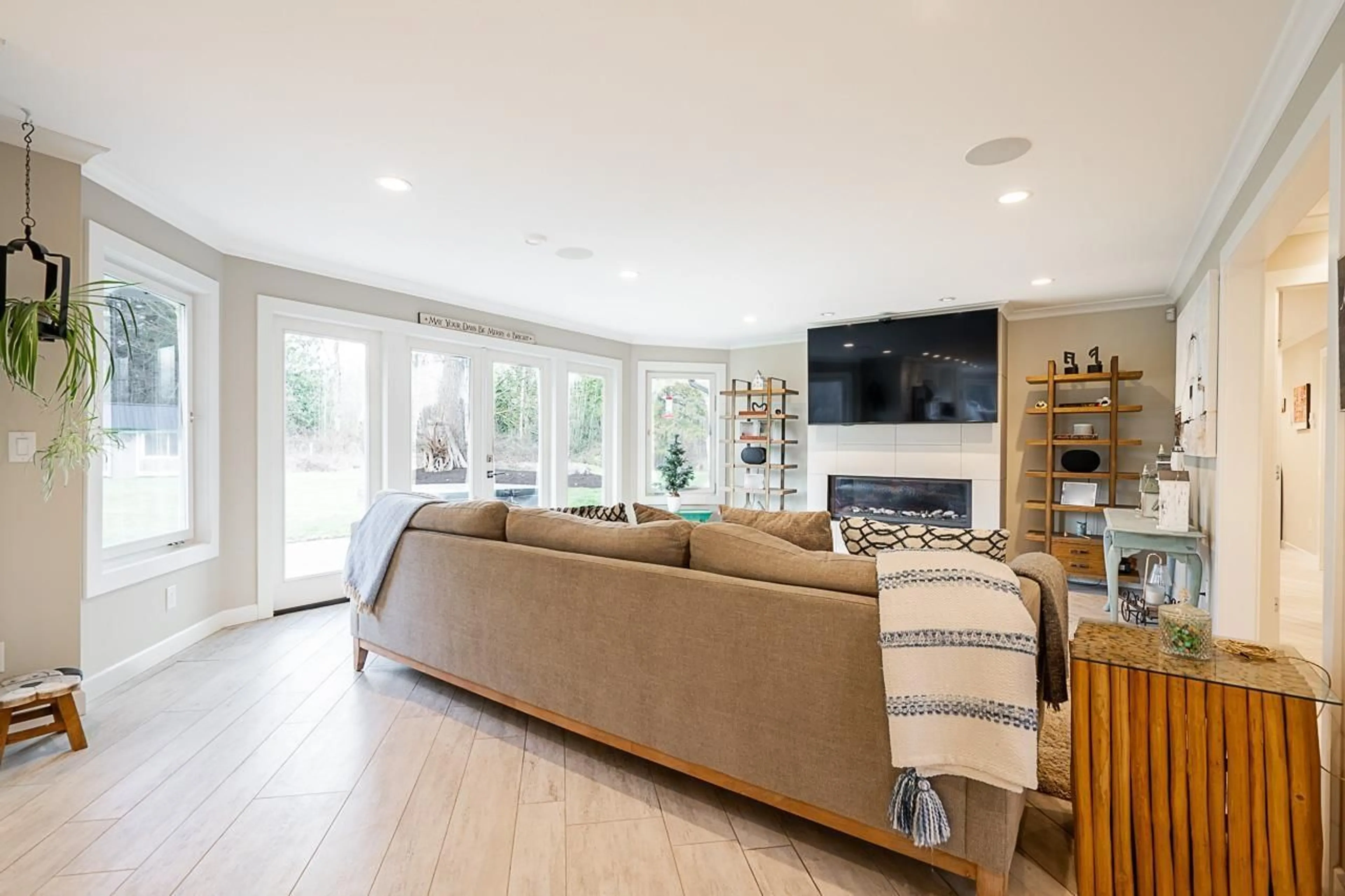 Living room with furniture, unknown for 22015 40, Langley British Columbia V3Z1N4