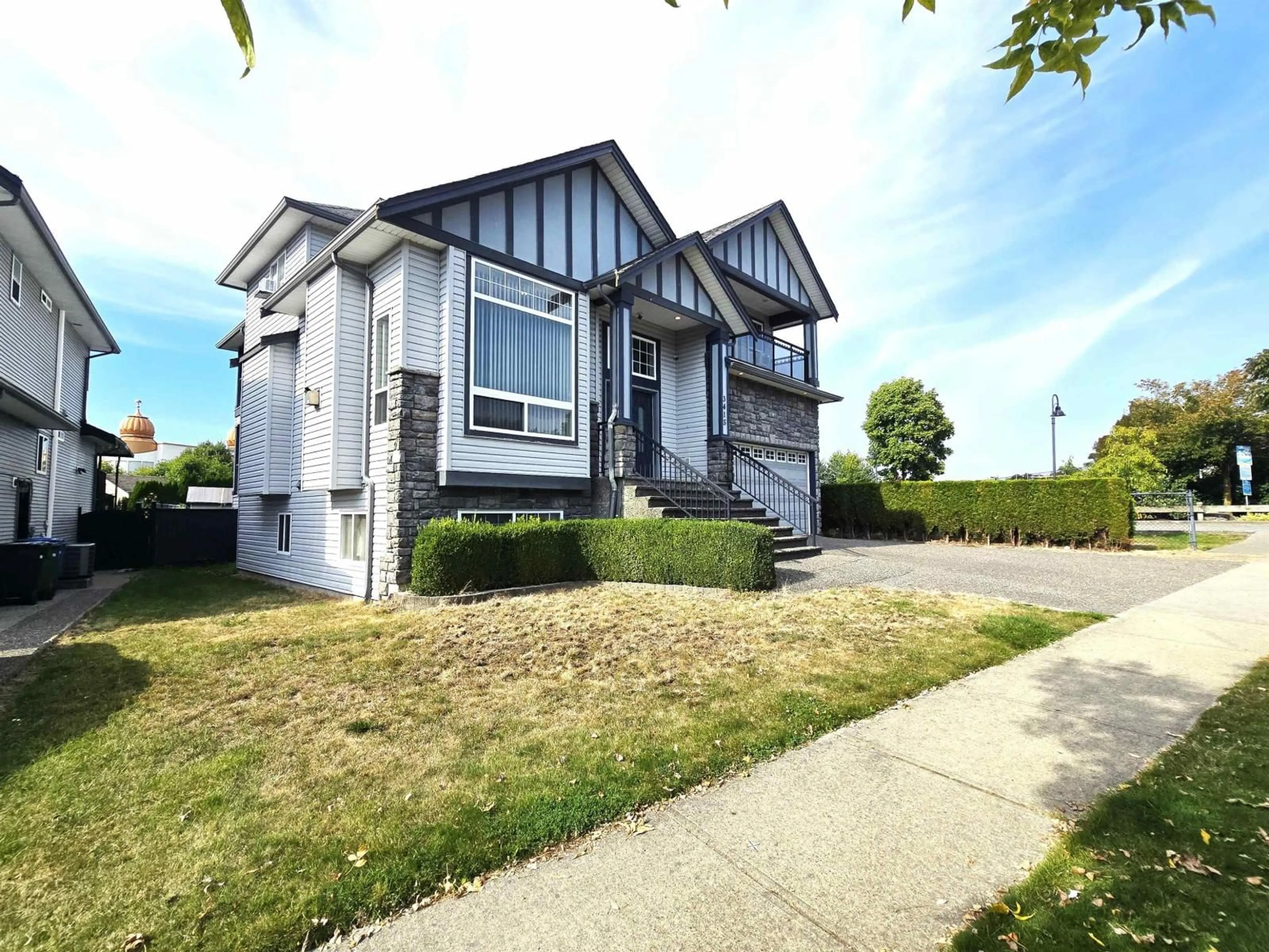 A pic from outside/outdoor area/front of a property/back of a property/a pic from drone, street for 3415 NIGHTINGALE, Abbotsford British Columbia V2T5W3